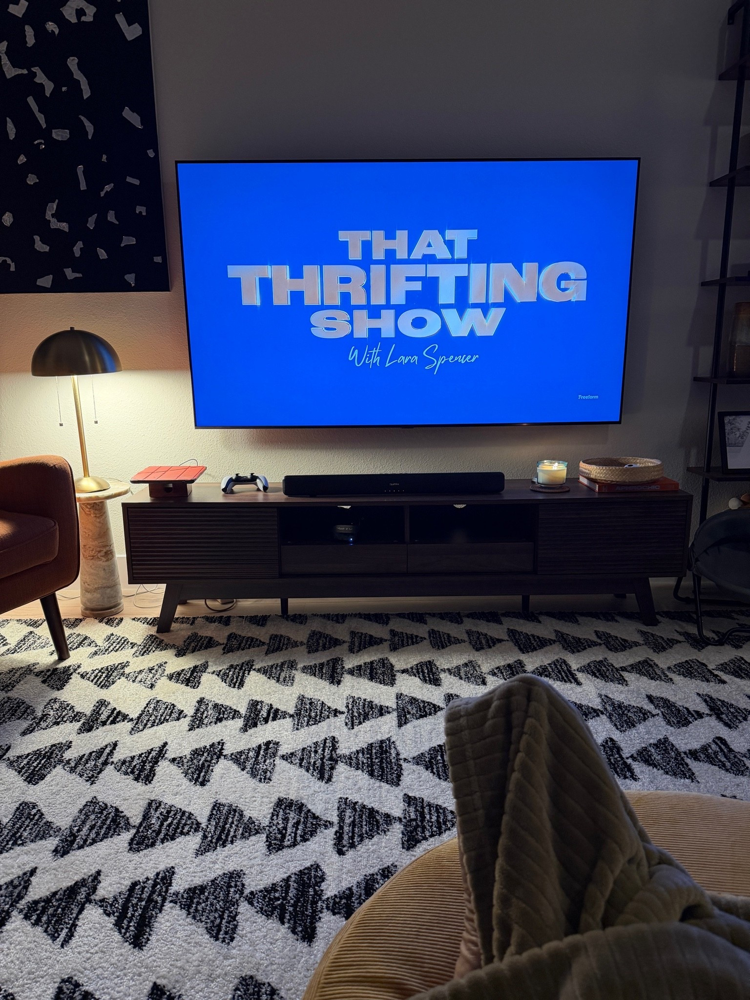 Sunday evening binge sesh

#LTKstyled #LTKunder50 #livingroomdecor #homeaesthetic #cozyhome #sundayreset #interiordesign #homedecor

#LTKHome #LTKstorytime