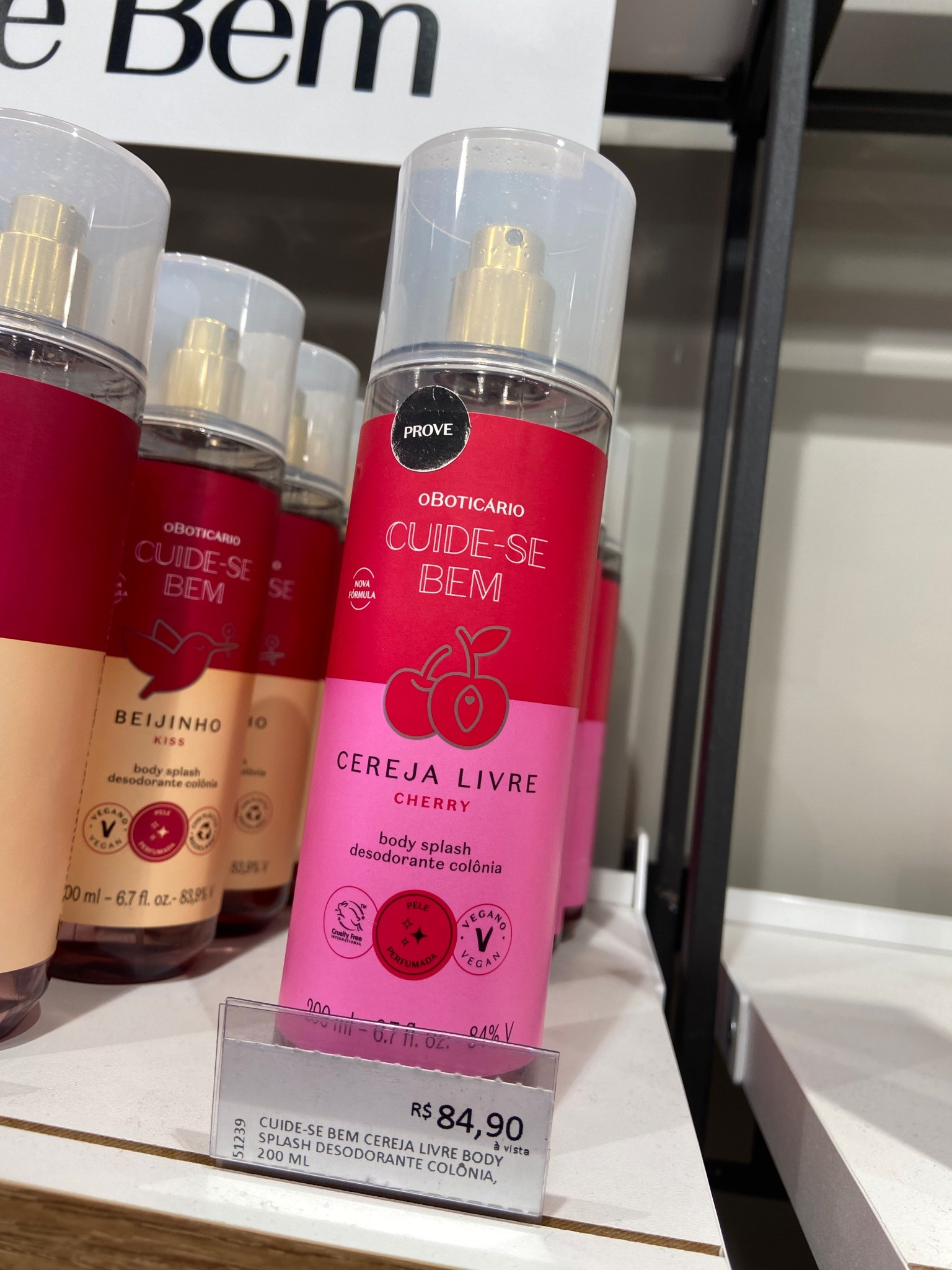 O Body Splash Desodorante Colônia Cuide-se Bem Cereja Livre traz uma fragrância leve e suave que prolonga o cheiro delicioso da fruta. 

Ideal para ser usado após o banho ou sempre que você quiser sentir o frescor suave da cereja em sua pele, vem em uma nova fórmula com 93% de ingredientes naturais, altamente hidratante, que garante um momento de cuidado com benefícios que vão além do básico, para trazer leveza à rotina.


#LTKbeleza #LTKbrasil #LTKpromo