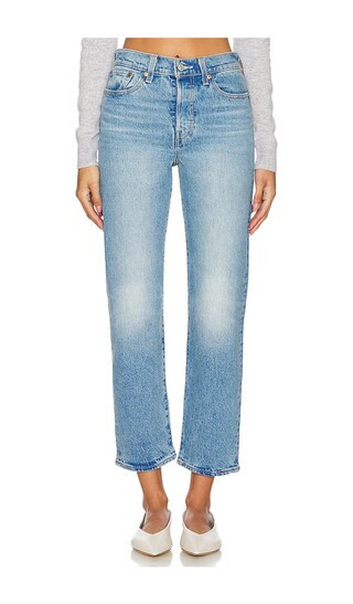 LEVI'S GERADES BEIN WEDGIE in Denim-Light. Größe 28. Also in 25. | Revolve Clothing (Global)