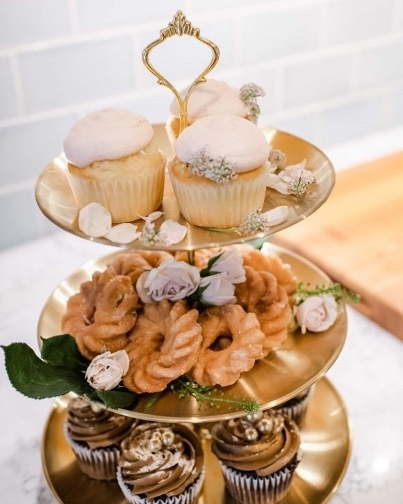 Here’s your reminder that party magic doesn’t have to be made from scratch. These grocery store cupcakes got a quick glow-up with edible glitter and my favorite gold stand — both easy, affordable upgrades that look like a lot more effort than they actually are. 💁‍♀️

If you’re planning a celebration and want it to feel special (without baking all night or blowing your budget), I shared all my go-to hosting tools — including the ones in this photo — on the blog.

It’s quick, helpful, and full of ideas that actually work. Link in bio 💛 #HostingHack

Photo: @marlayna_photography
