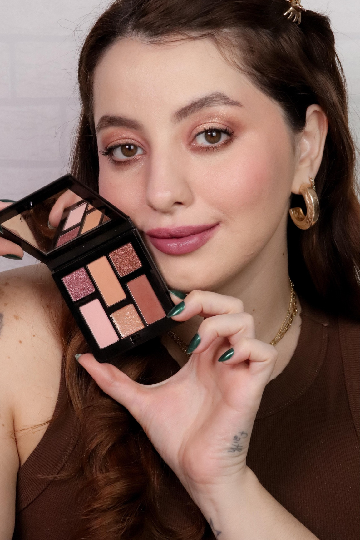 A paleta perfeita pro dia a dia 🙂‍↔️🤌🏻

Cabe na necessaire, tem mate, tem brilho e tem pigmentação. Tudo que a gente precisa 🩷

“Warm Ember Nudes” de @toofacedlovesbrasil ✨🫶🏻

O que você mudaria nessa maquiagem? 👁️👄👁️

#toofaced #olhoesfumado