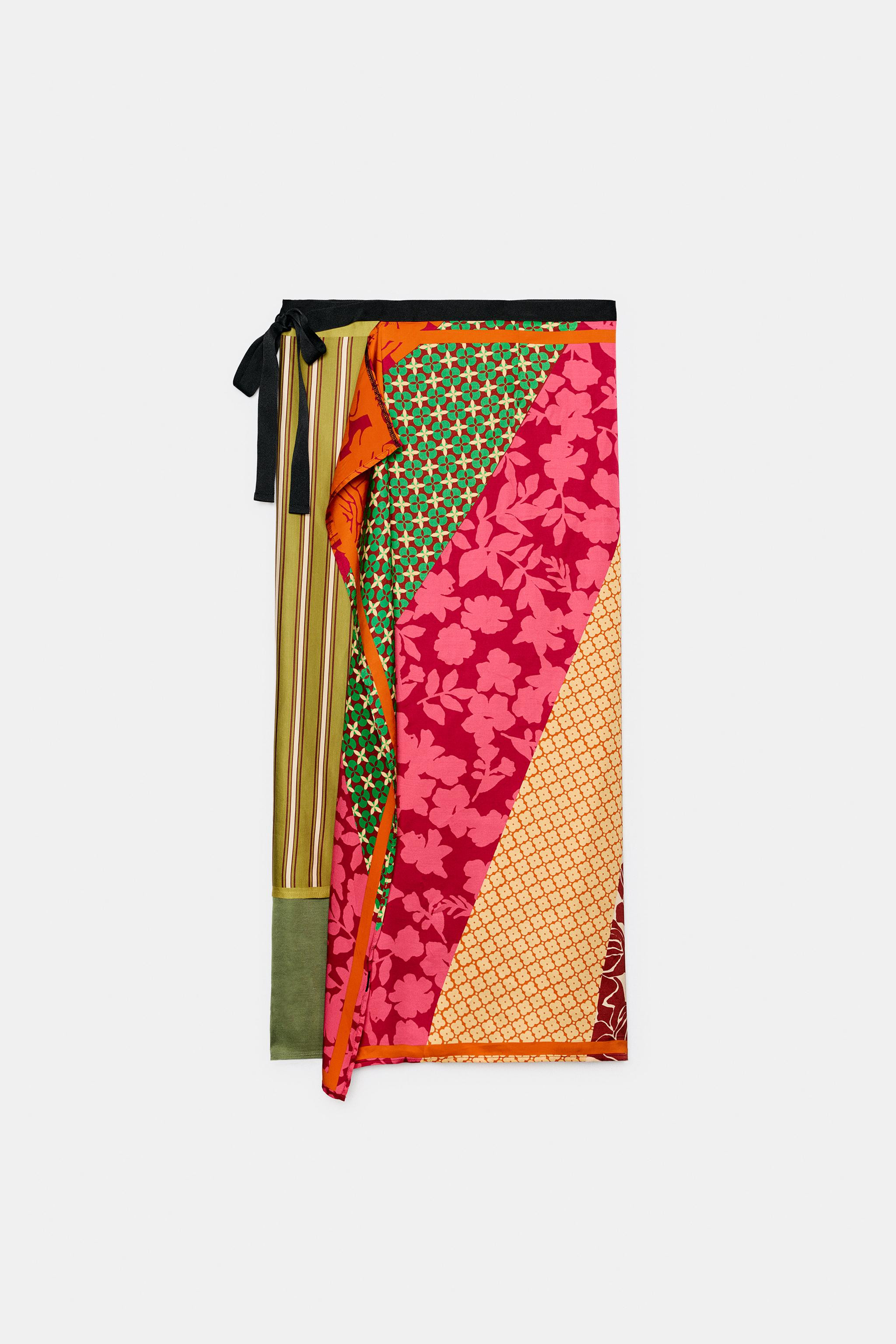 Mid-rise printed pareo-style scarf crafted from 100% viscose fabric. Featuring contrasting trim d... | Zara US