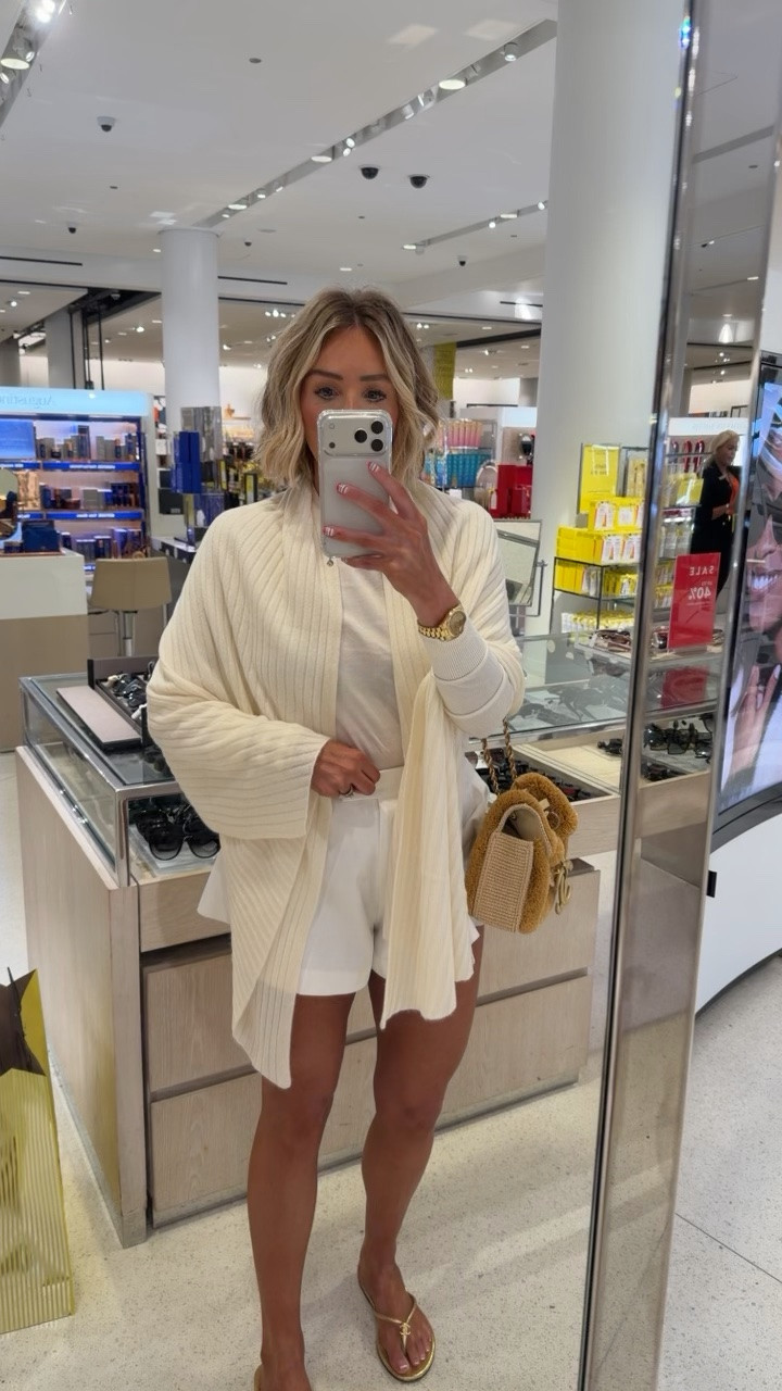 These 💯 cashmere wraps are perfect for traveling or for dinners when you get cold. Perfect little layer!