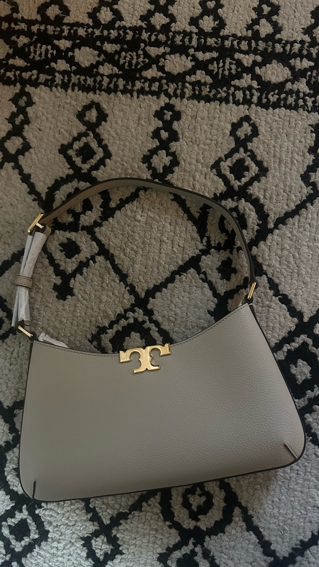 fall bag alert 🚨🚨🚨🚨 this taupe #toryburch bag has me in a chock hold!!!


#LTKItBag #LTKWorkwear #LTKSeasonal