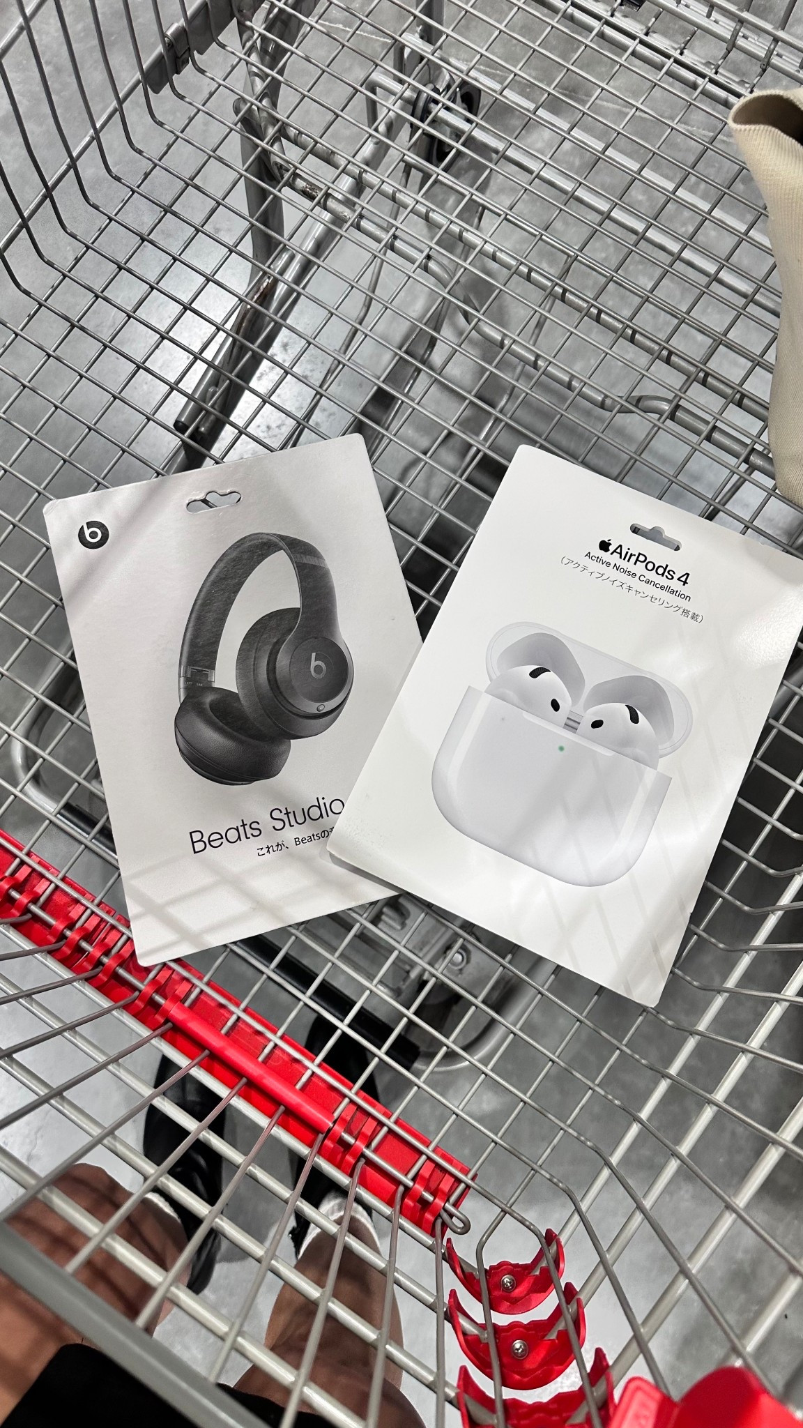 Upgrading the daily essentials. ☁️ The AirPods 4 with ANC are a game changer for commuting, but nothing beats Studio Pros for deep work. Which one are you grabbing? 

#LTKtech #TechHaul #AirPods4 #BeatsStudioPro #TechComparison #AppleEcosystem #DailyEssentials #GadgetAddict #TechFinds #WirelessAudio

#LTKActive #LTKTravel #LTKGiftGuide