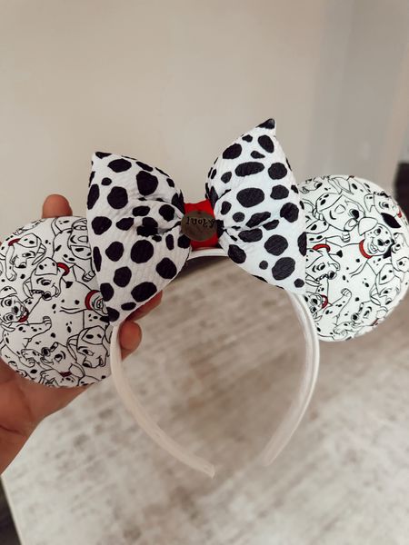 Headed back to Disney tomorrow, and I’m so excited to share all of my outfits with you guys! Had a shout out a small business who has some of the cutest ears I’ve ever seen on Etsy! 