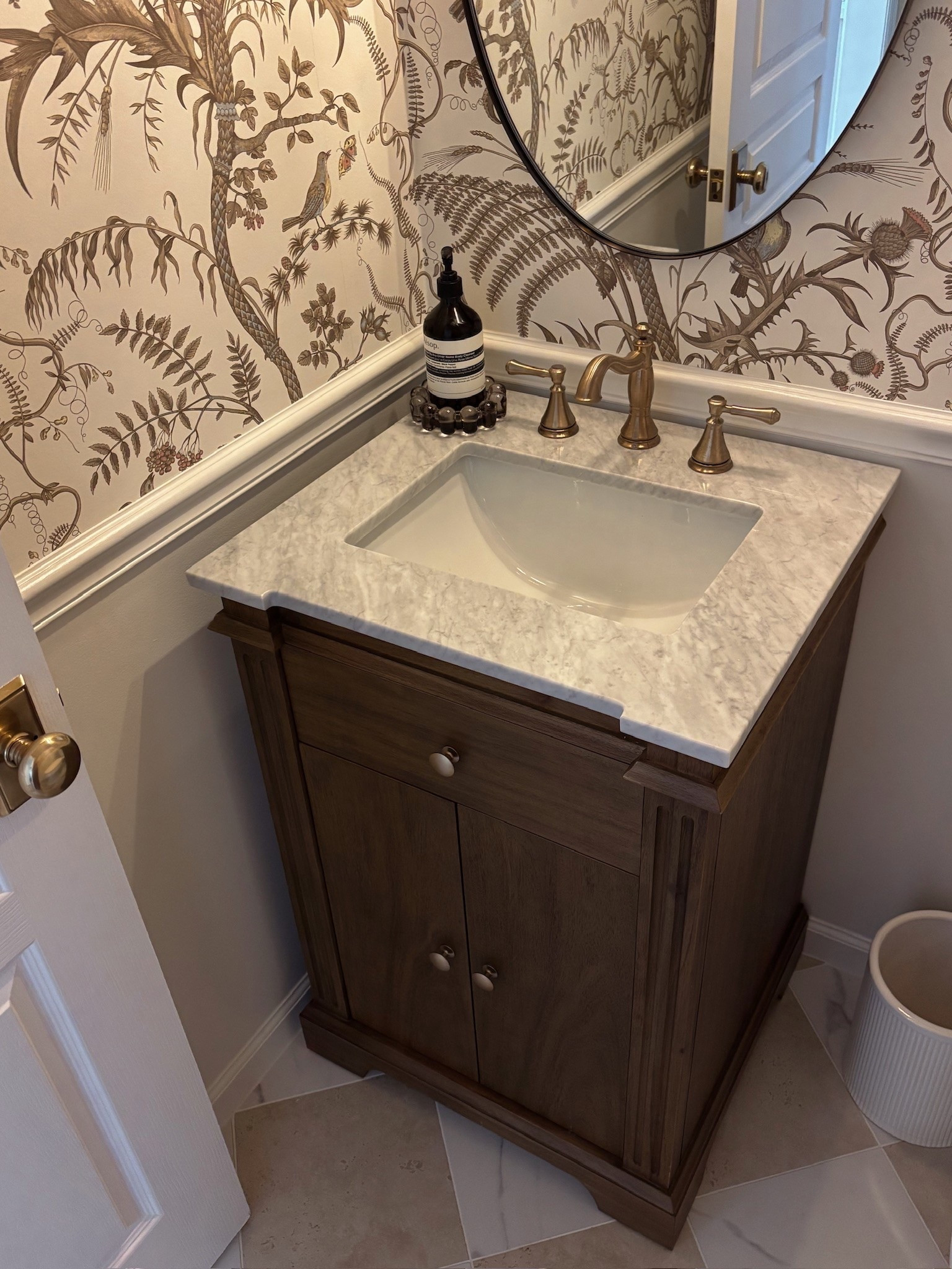Powder room in the new home!!

All linked — so happy with how it turned out🥹





Bathroom, interior design, lighting, vanity, oval mirror, home, neutral, minimalism, new home, brushed brass, decorating, sidneymarieduke

#LTKHome