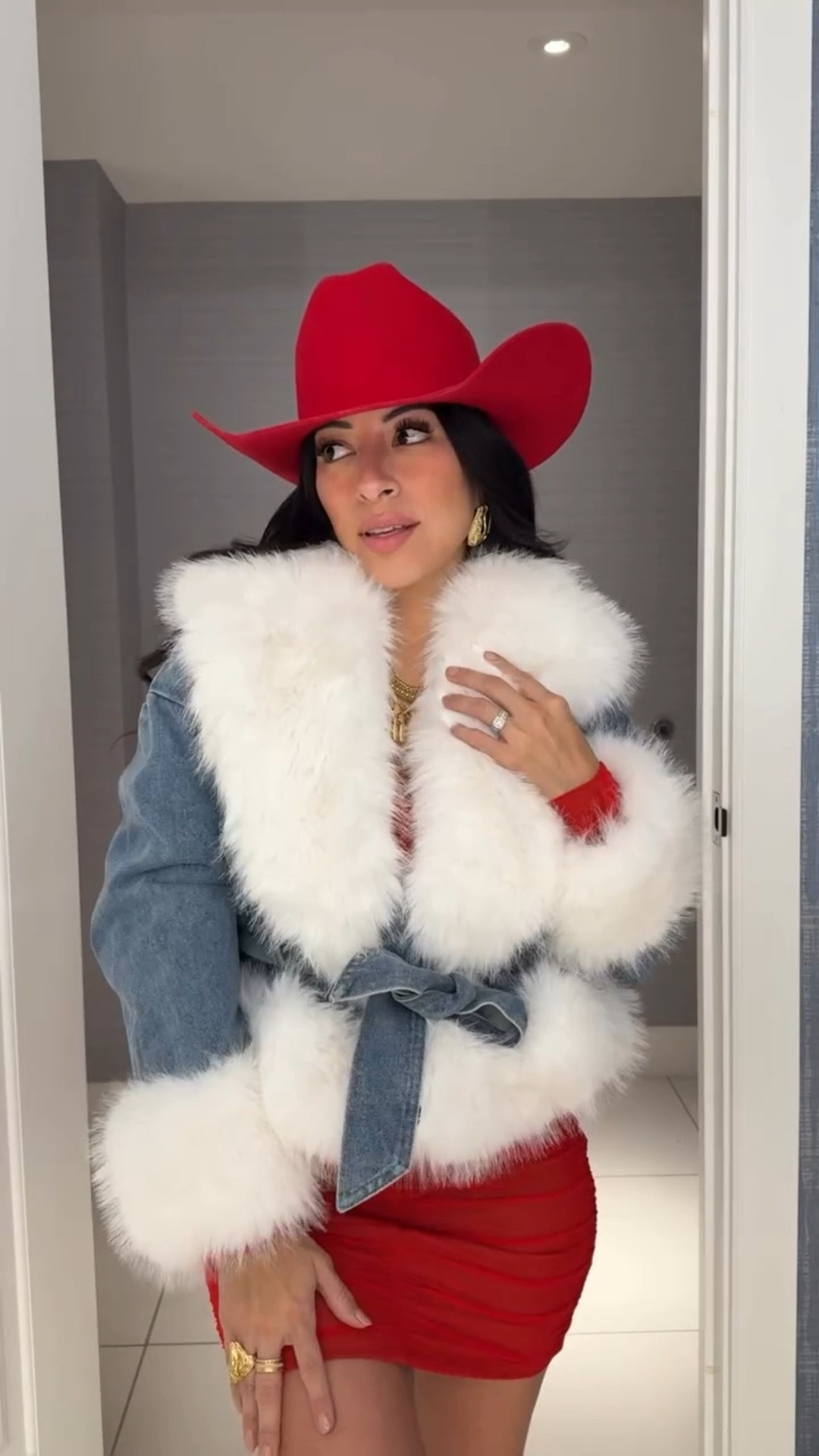 NFR DAY 8 NIGHT OUTFIT | CANADIAN NIGHT 🇨🇦
This look is all about the statement pieces, obsessed with this jacket paired with @dingoboots ostrich boots in white and gold. A total showstopper. 😍

#LVWFW #westernlifeandstyle #nfr2025 #nfr #nfrfashion  #nfrstyle #westernfashion #westernstyle #cowgirlchic #nfrbetty #cowgirlstyle #rodeostyle #vegas #westernoutfits