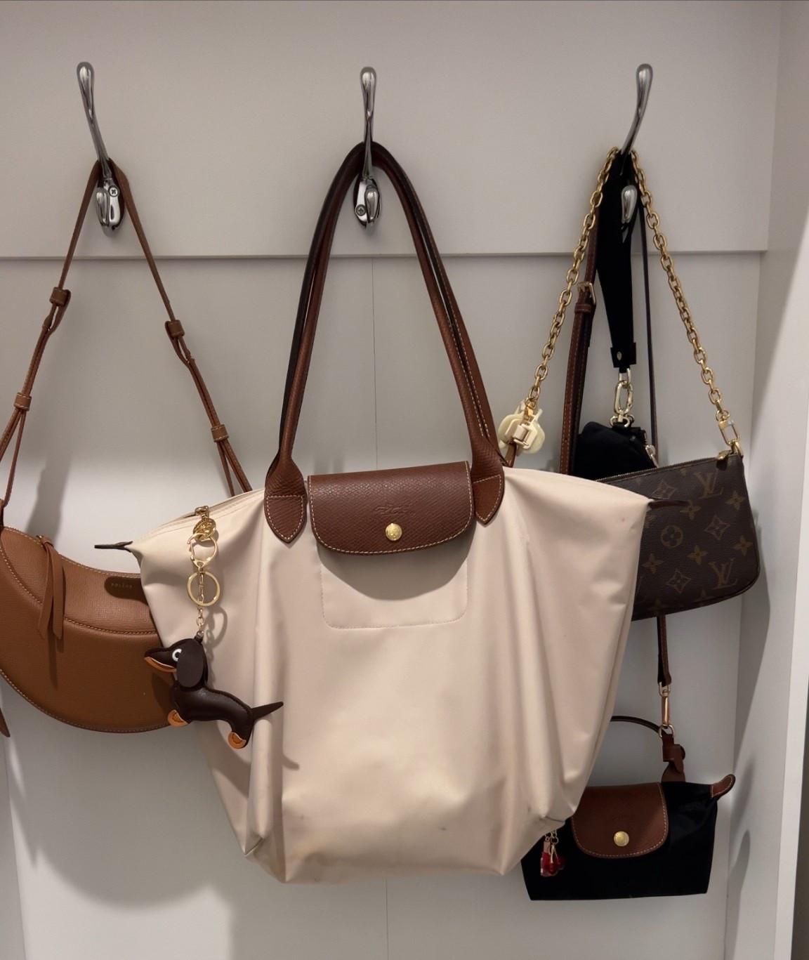 My everyday bag line up on our haul tree 🤍👜