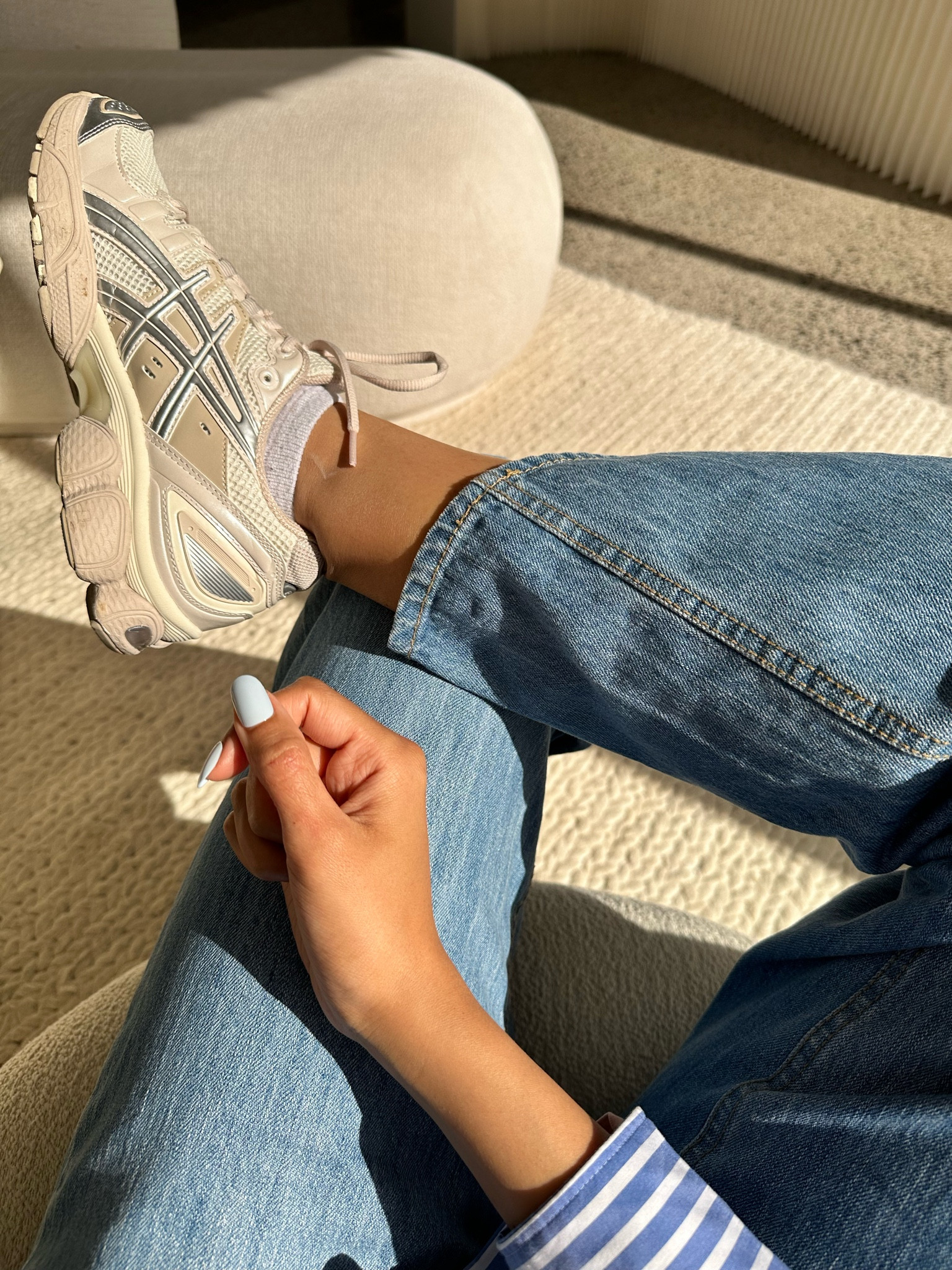 Office sun-bathe 🫶 wearing an ASICS fav! 