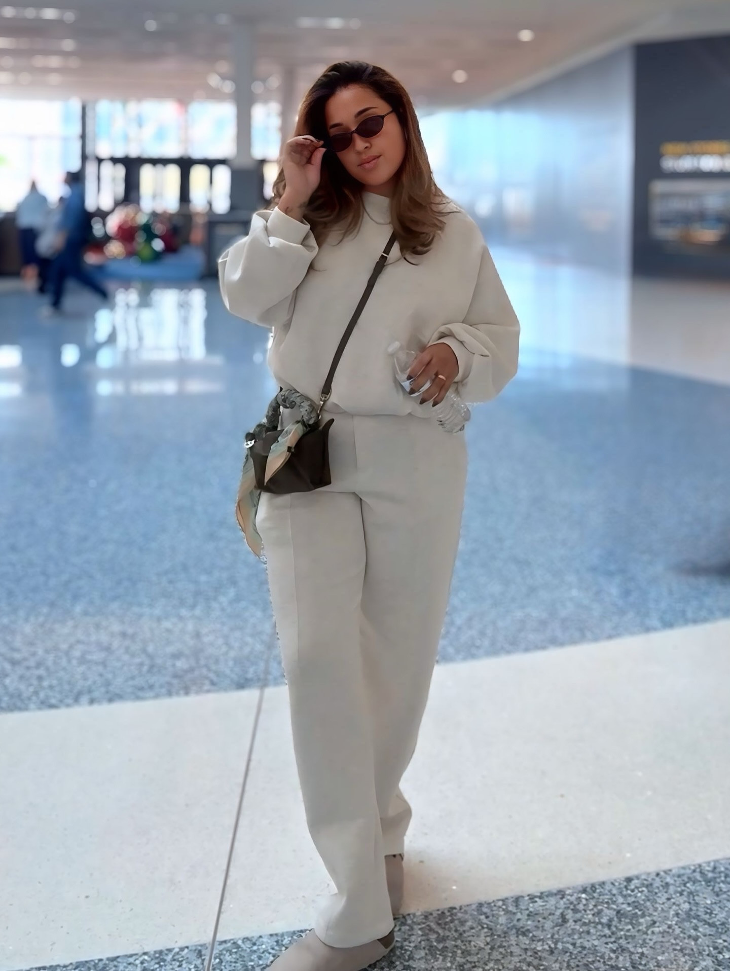 Ya comenzó el frío y ya comenzaron sus outfits!!!
2 pieces Set @oldnavy 
Clogs sandals @marshalls 
Mini CrossBody @longchamp 
Sunglasses @amazon
Handkerchief @sheinofficial