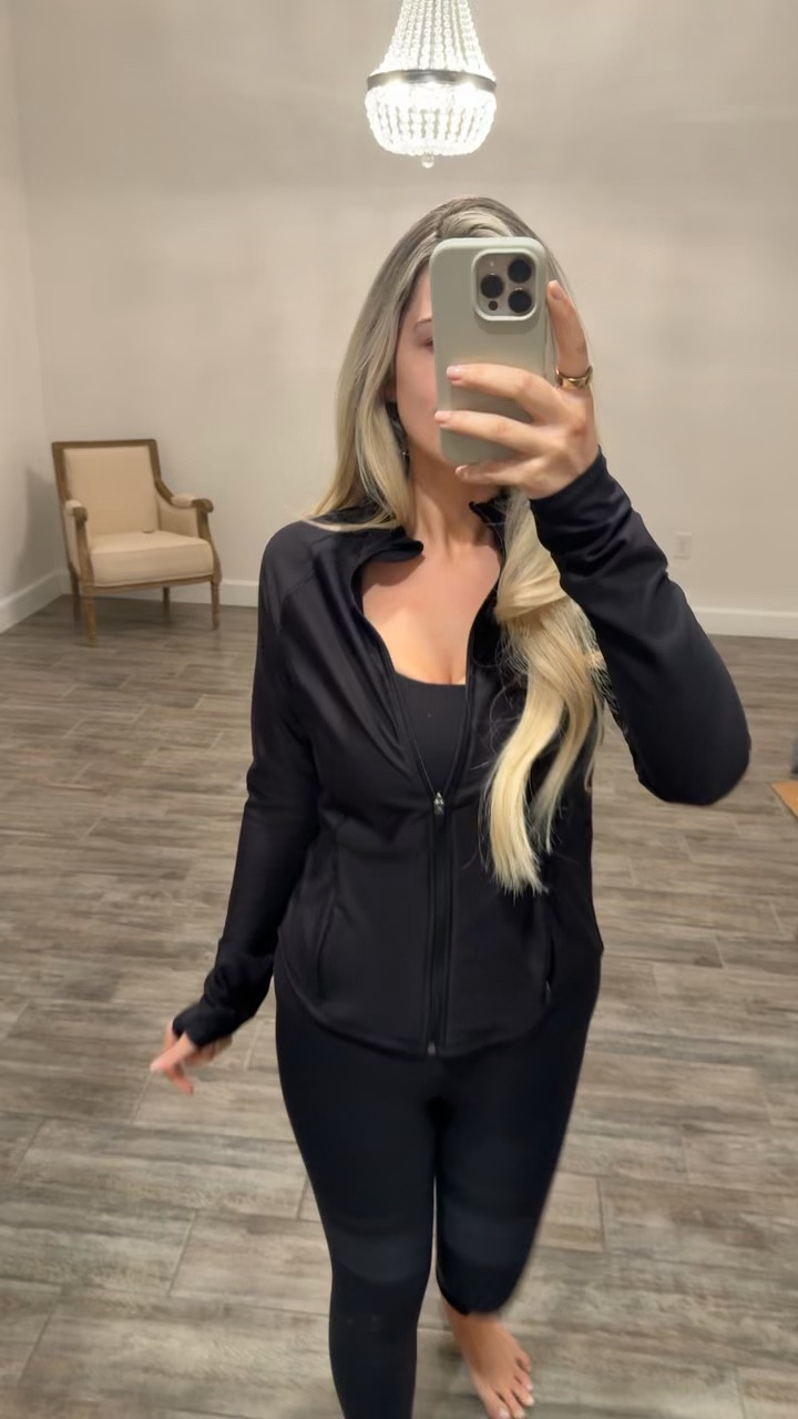 OOTD is all 50% off at old navy today. Wearing a size medium in everything!
Stylewithnosecrets 
Sale
Deal
Steal
Save
Affordable fashion
PowerSoft
Longline
Black leggings


#LTKActive #LTKdayinmylife #LTKootd

#LTKfitnessgoals #LTKgrwm #LTKmorningroutine