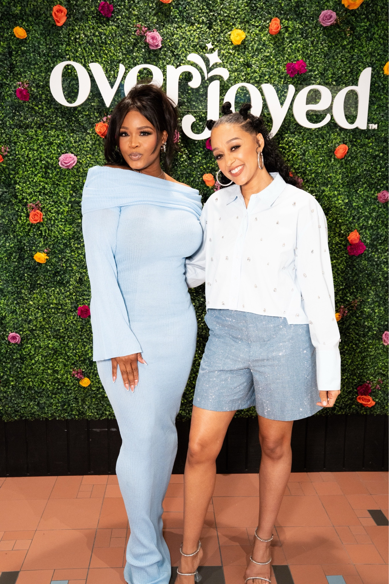 Visit FashionBombDaily.com, TheBomblife.com and our YouTube page  to see an interview with @tiamowry , where she discusses her new Overjoyed collection with @albertsons ! 
Overjoyed focuses on celebrating life’s everyday moments! In addition to a line of delectable sweet treats like brownies, Madeleine pastries, and chocolate infused trail mix, Overjoyed also features decorative vases, candles, and seasonal gifts—set to debut in May 2025. Press play for a preview and catch our interview at the link in bio.
What do you think?
🎥 @destinyfulfild #tiamowry #tiamowryfbd #clairesulmers #thebomblife