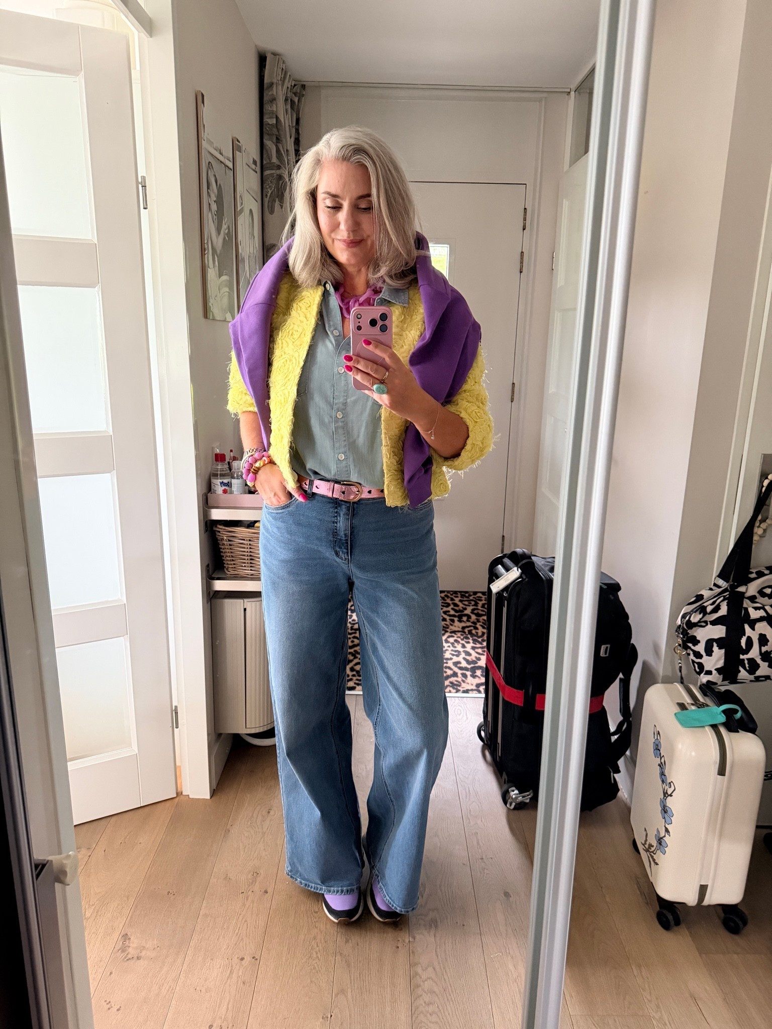 OOTD - Zondag. Travel day. Een comfortabele wide leg jeans (size down) met een chambray shirt met korte mouwen (Miss Etam), geel jasje met driekwart mouwen en textuur van Norah (ouder), paars sweatshirt en multicolored retro sneakers van Puma.