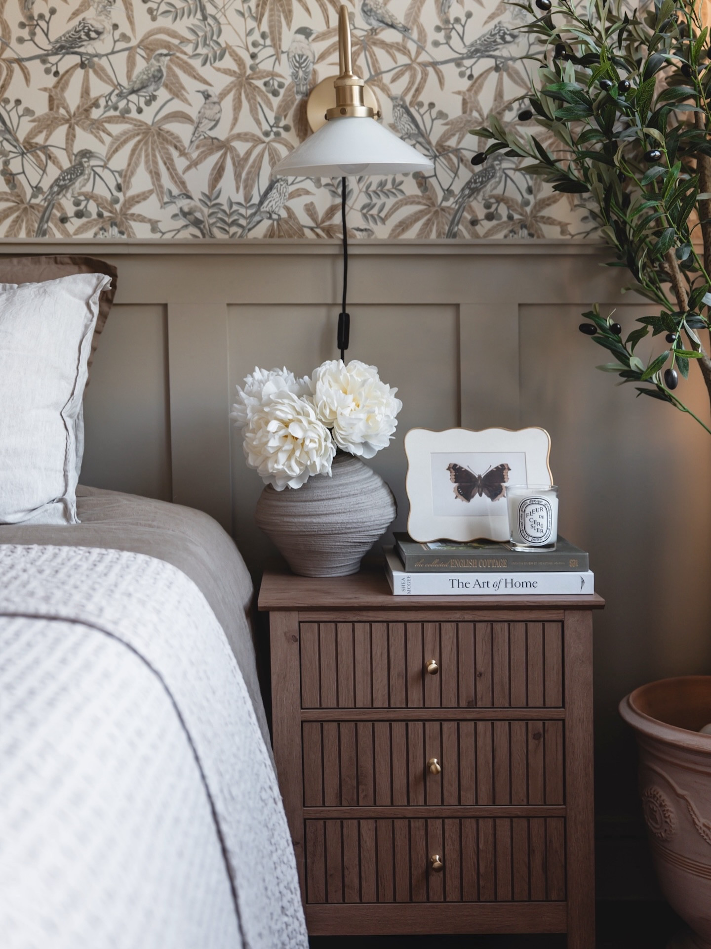 Quand les doux rayons de soleil de fin de journée entrent dans la chambre… Que j’aime cette lumière dorée qui rend la pièce encore plus cosy et chaleureuse ! 💗
.
.
#chambre #cosybedroom #cottagebedroom #cottagestyledecor #chambreparentale