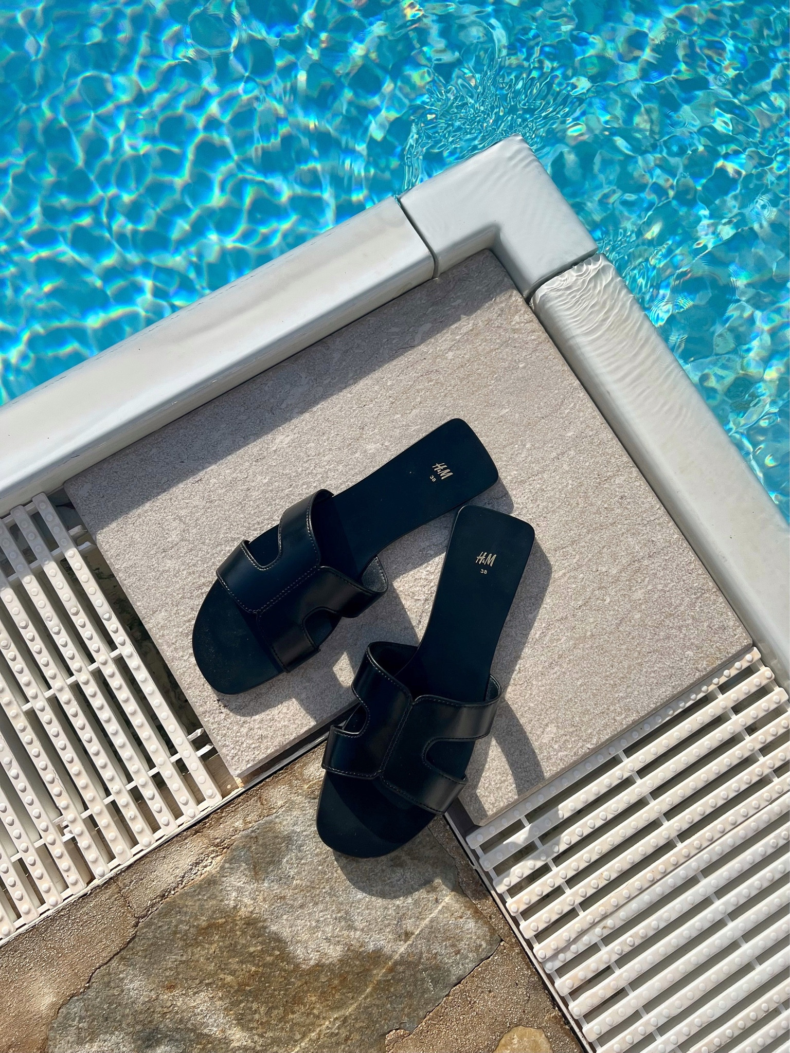 Sandali slip-on H&M 🖤



#LTKeurope #LTKSeasonal #LTKshoecrush