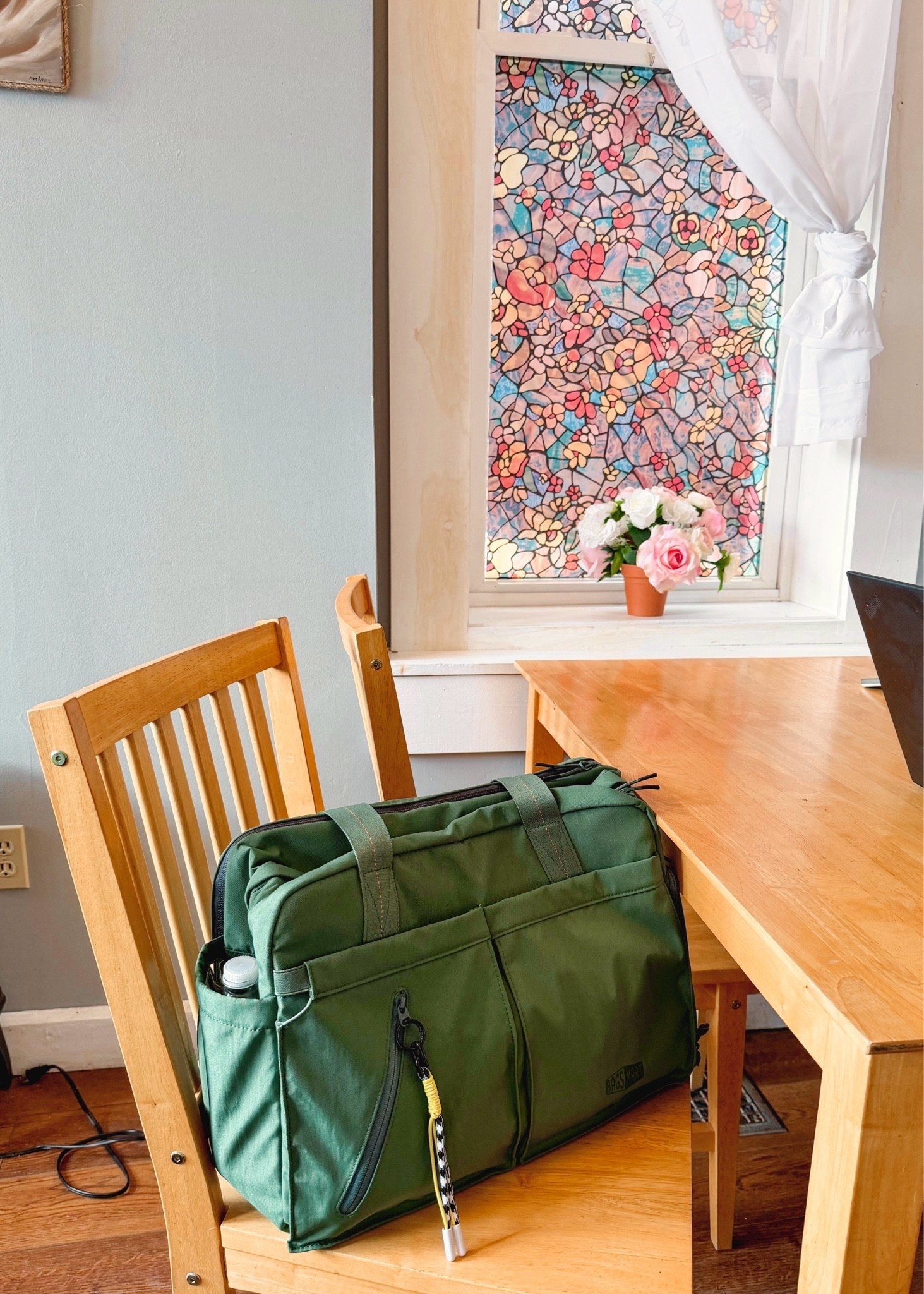 working from a coffee shop today🌲🙌🏽 this bag is perfect for holding all my things!