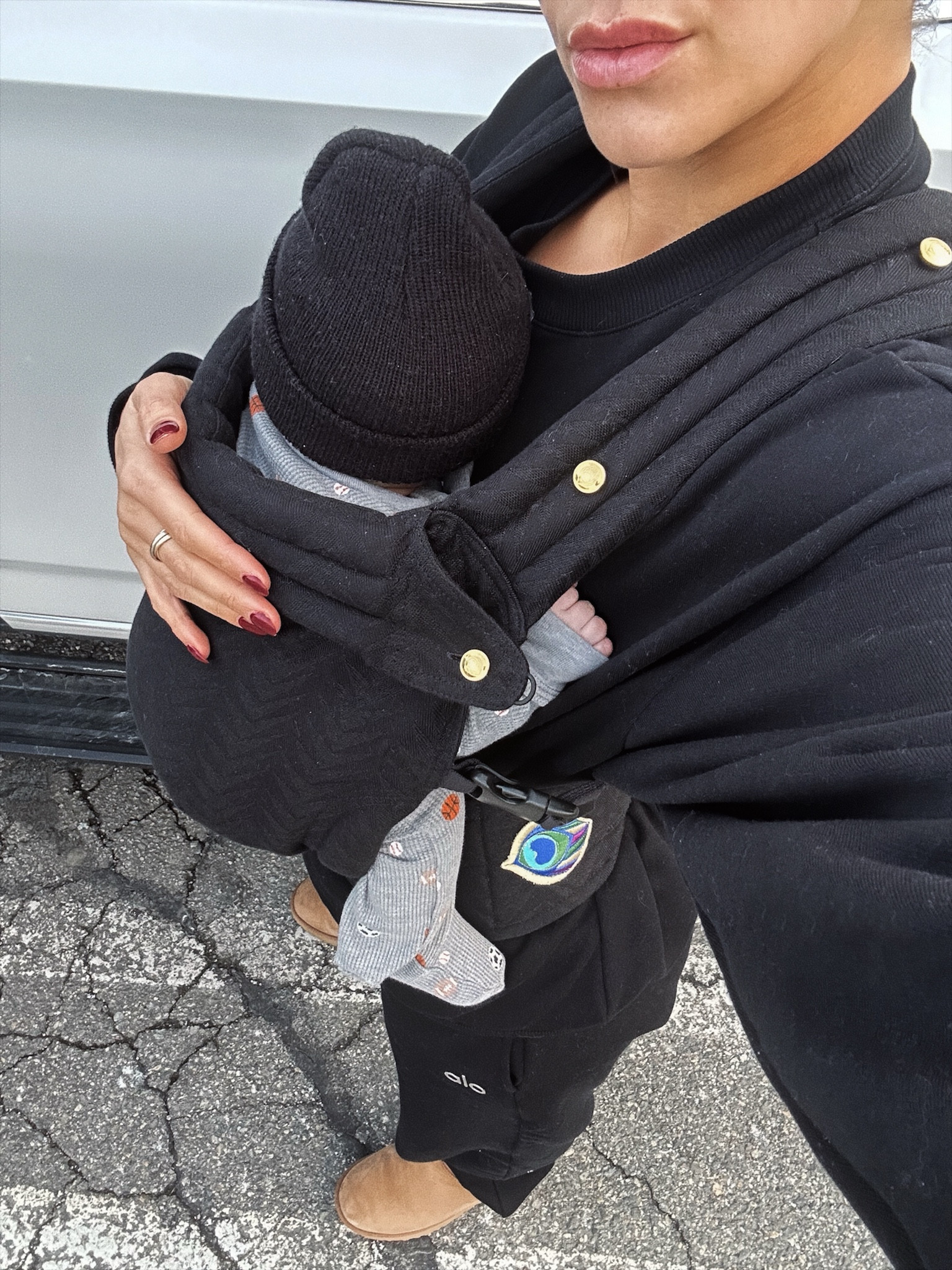 Mom fit 👶

•all yoga, sweatsuit set, baby carrier, artipoppe 