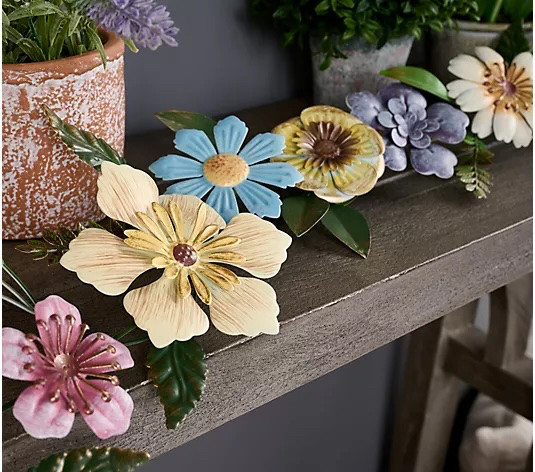 It’s the little details that make a porch feel styled 🙌
This floral garland adds the prettiest touch to shelves, tables, or entryway decor for a soft spring refresh.
Simple and charming. 

 #LTKHome