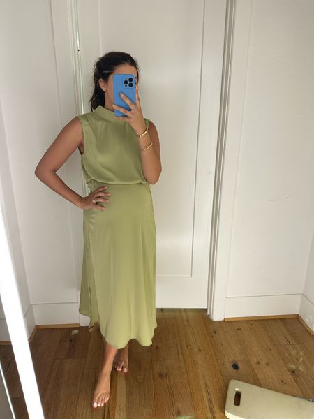 Y’all know I’ve been loving green lately! This dress is perfect for the warmer weather. Has a side slit and the material is definitely lightweight.

Size: medium 

Dressupbuttercup.com

#dressupbuttercup 



#LTKstyletip #LTKSeasonal