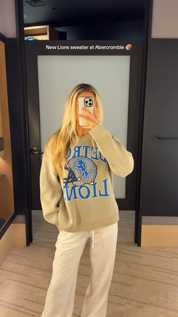 Abercrombie Detroit Lions sweater! Wearing a size small 