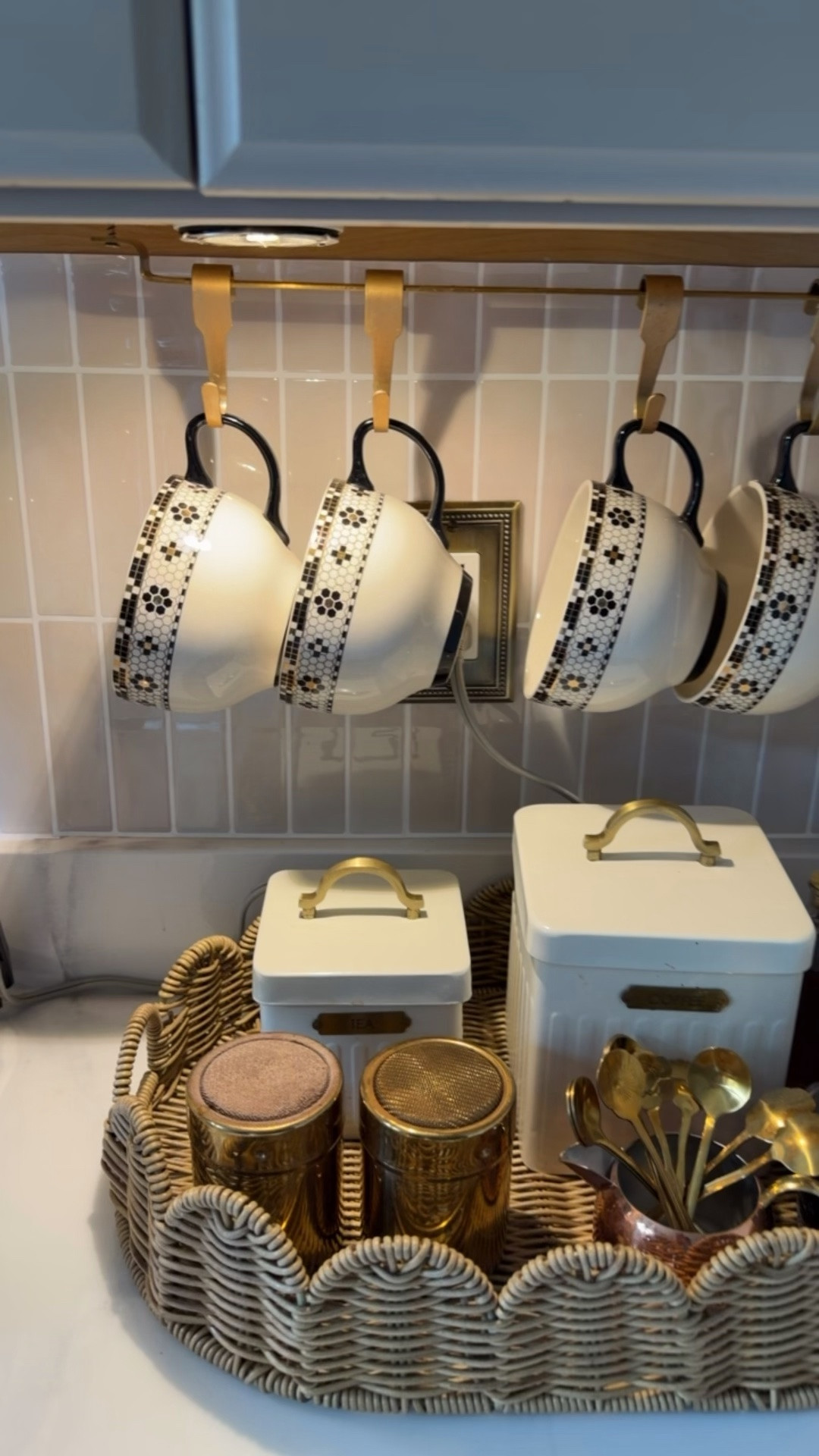 EASY WAY TO MAKE BETTET YOUR COUNTERTOPS! Is creating a COFFEE STATION 
.
.
Ay si! Nada más lindo y sabroso que tener un espacio para nuestro cafecito rico. 

.
Hazlo fácil con estas cosas :