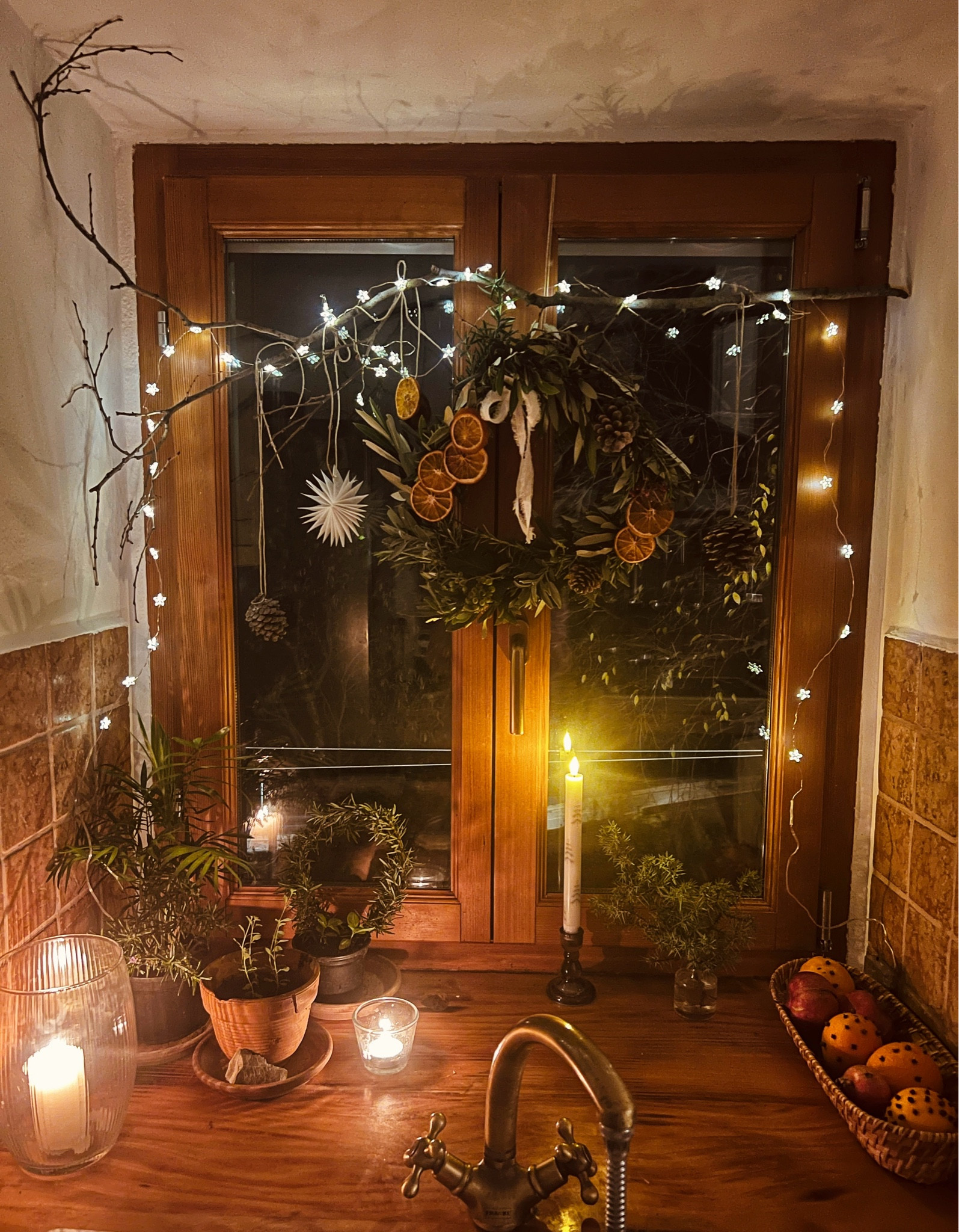 Simple Christmas decor for the coziest home! #Christmasdecor #rusticChristmasdecor #Christmascottage

#LTKHome #LTKHoliday #LTKSeasonal