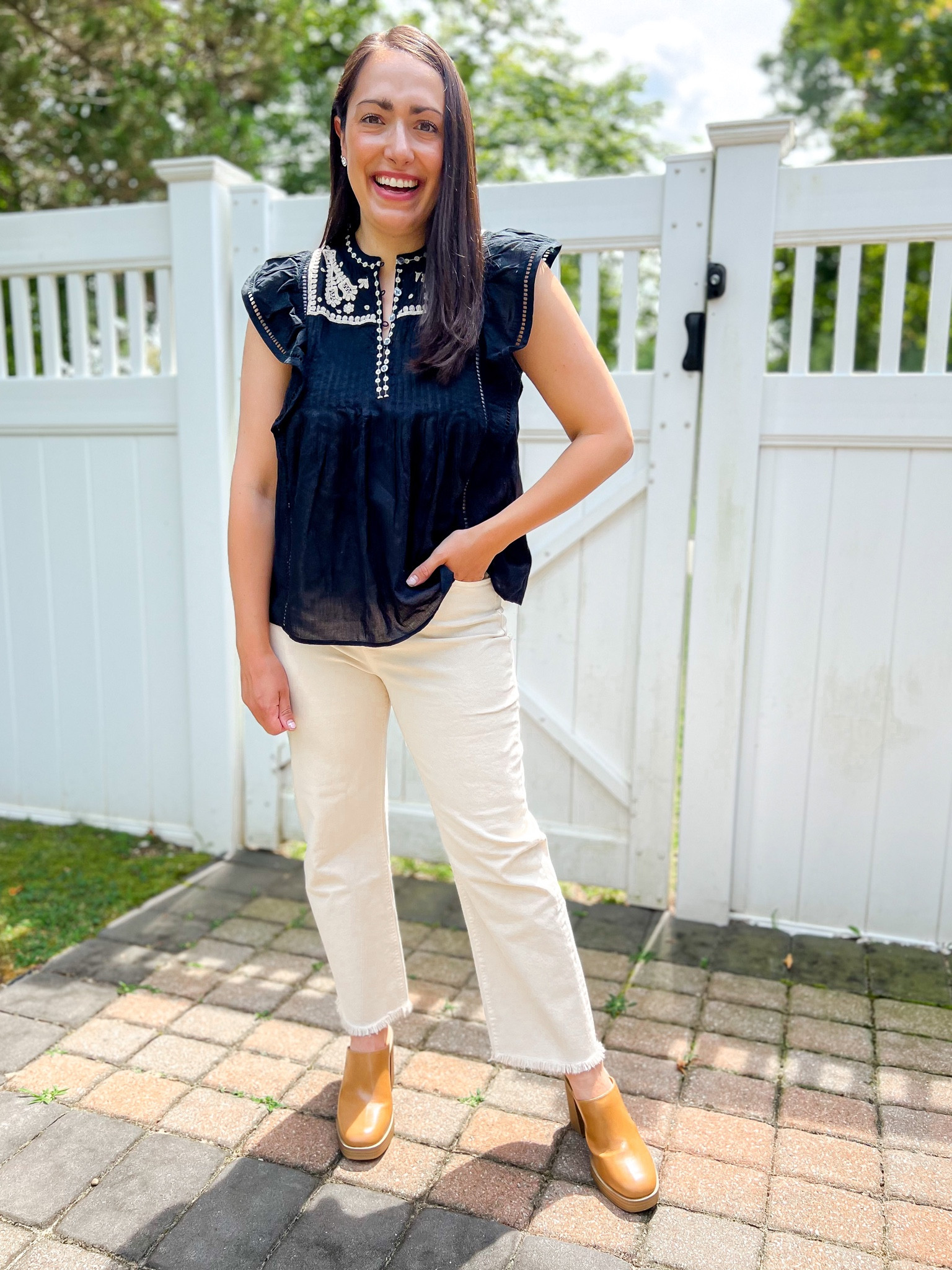 Teacher outfit, workwear, wear to work, gap top, white pants, loft straight leg white pants, heeled mules 

XS top ( would prefer small)
4 petite pants (could size down)
Tts mules

#LTKBacktoSchool #LTKworkwear #LTKstyletip