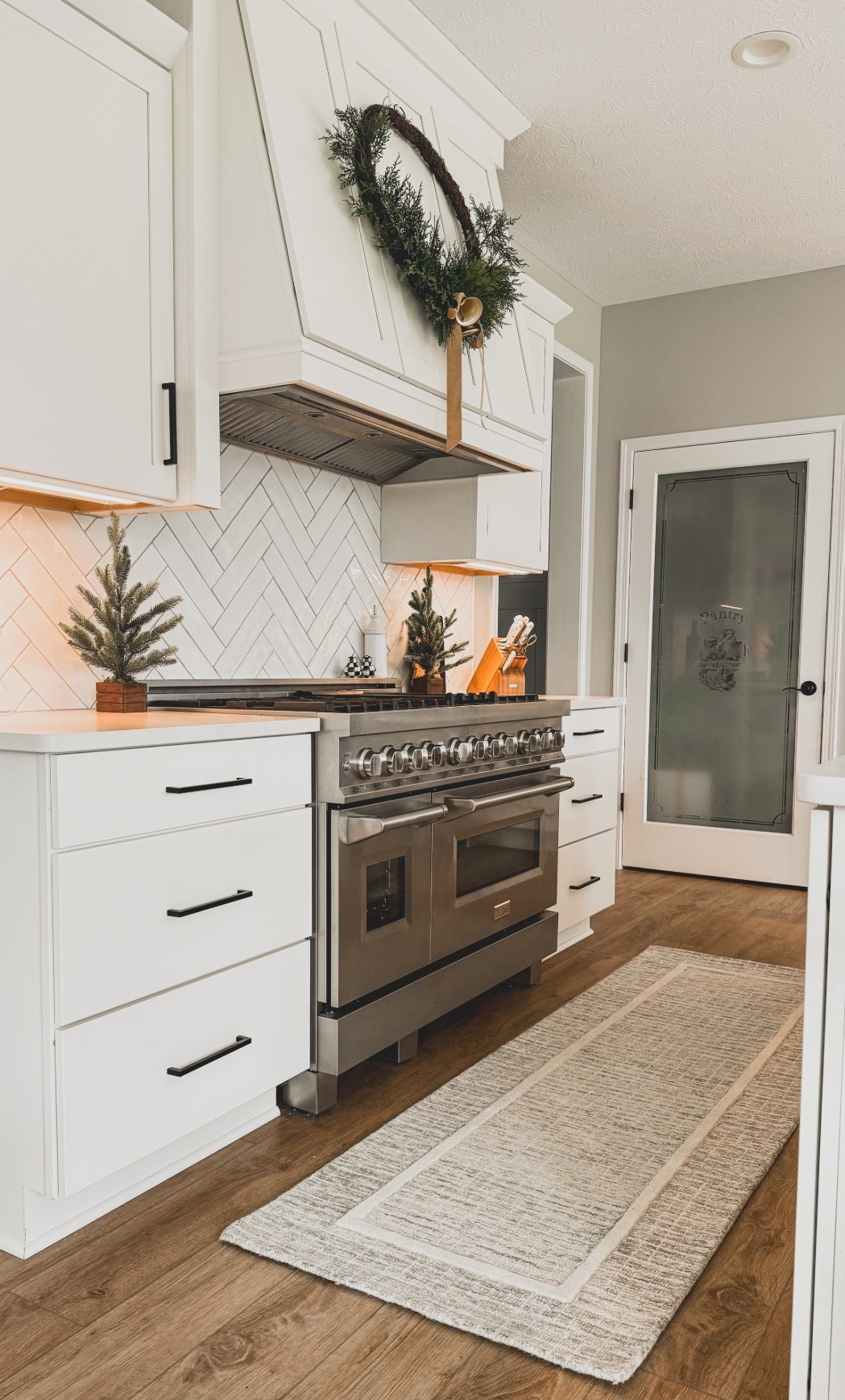 White kitchen Christmas ❄️  

#LTKHome #LTKHoliday