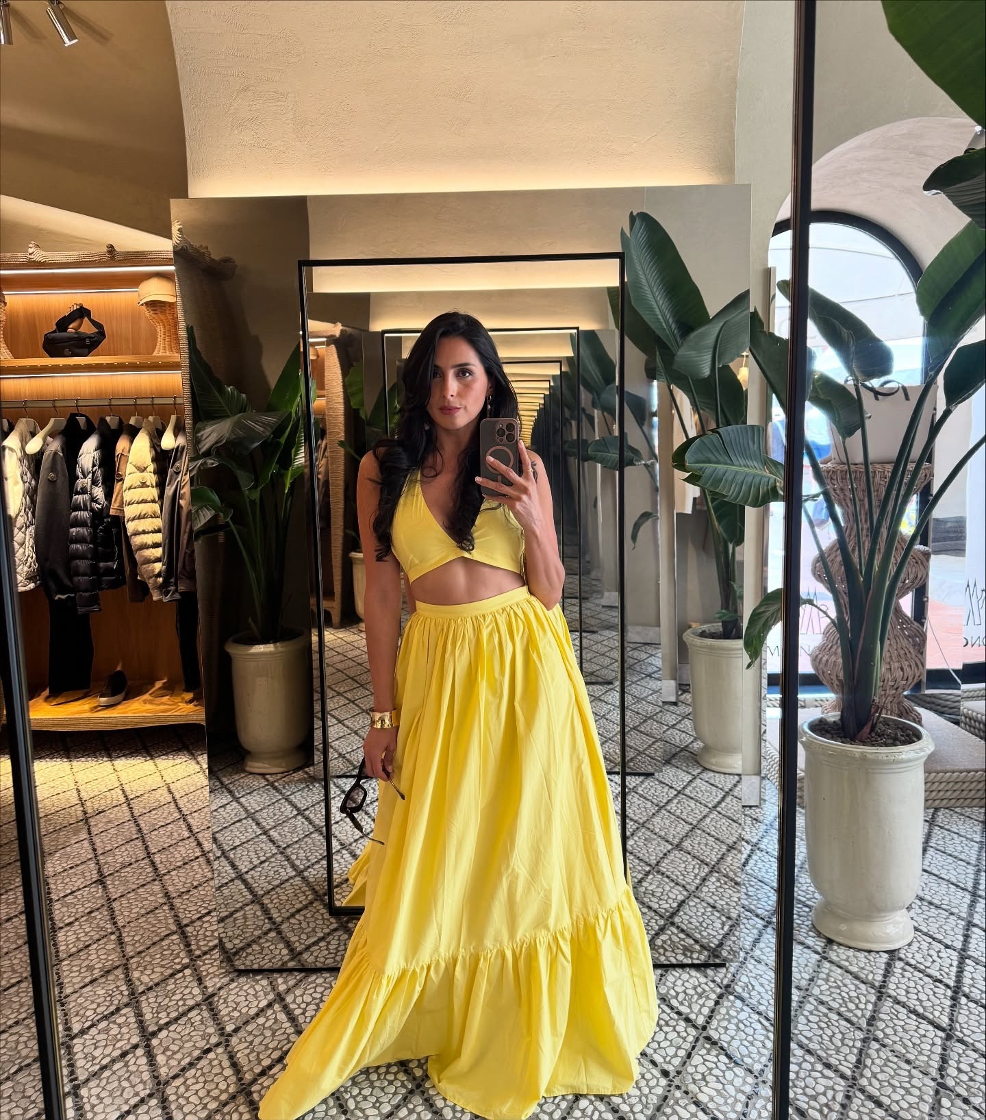 En un mundo que grita, sé paz 🌾
En un día nublado, sé luz☀️
Nunca sabes a quién estás inspirando con solo ser tú🫶🏼 Así que entre el caos y la tormenta, elige ser calma y sol.
Tu energía puede ser el refugio que alguien buscaba. 🌻💛

In a screaming world, be peace 🌾
On a cloudy day, be light☀️
You never know who you’re inspiring just by being you 🫶🏼 So amidst the chaos and the storm, choose to be calm and sunshine.
Your energy can be the refuge someone was looking for. 🌻💛
@alamourthelabel 
.
.
#sunshine #calm #peace #hope #inspiration #she #yellow #energy #smallcontentcreator #microinfluencer