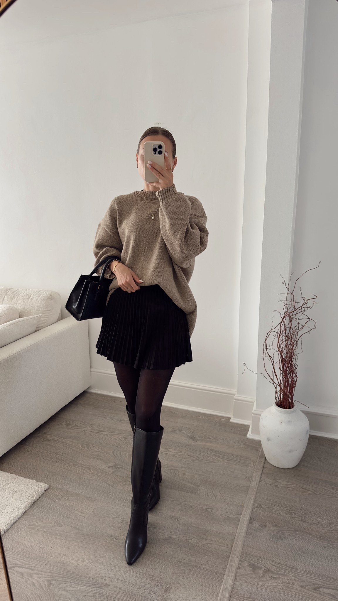 This jumper WOW ! ✨ A simple and chic autumn formula: mini skirt + oversized jumper 

#LTKautumn #LTKuk #LTKwinter