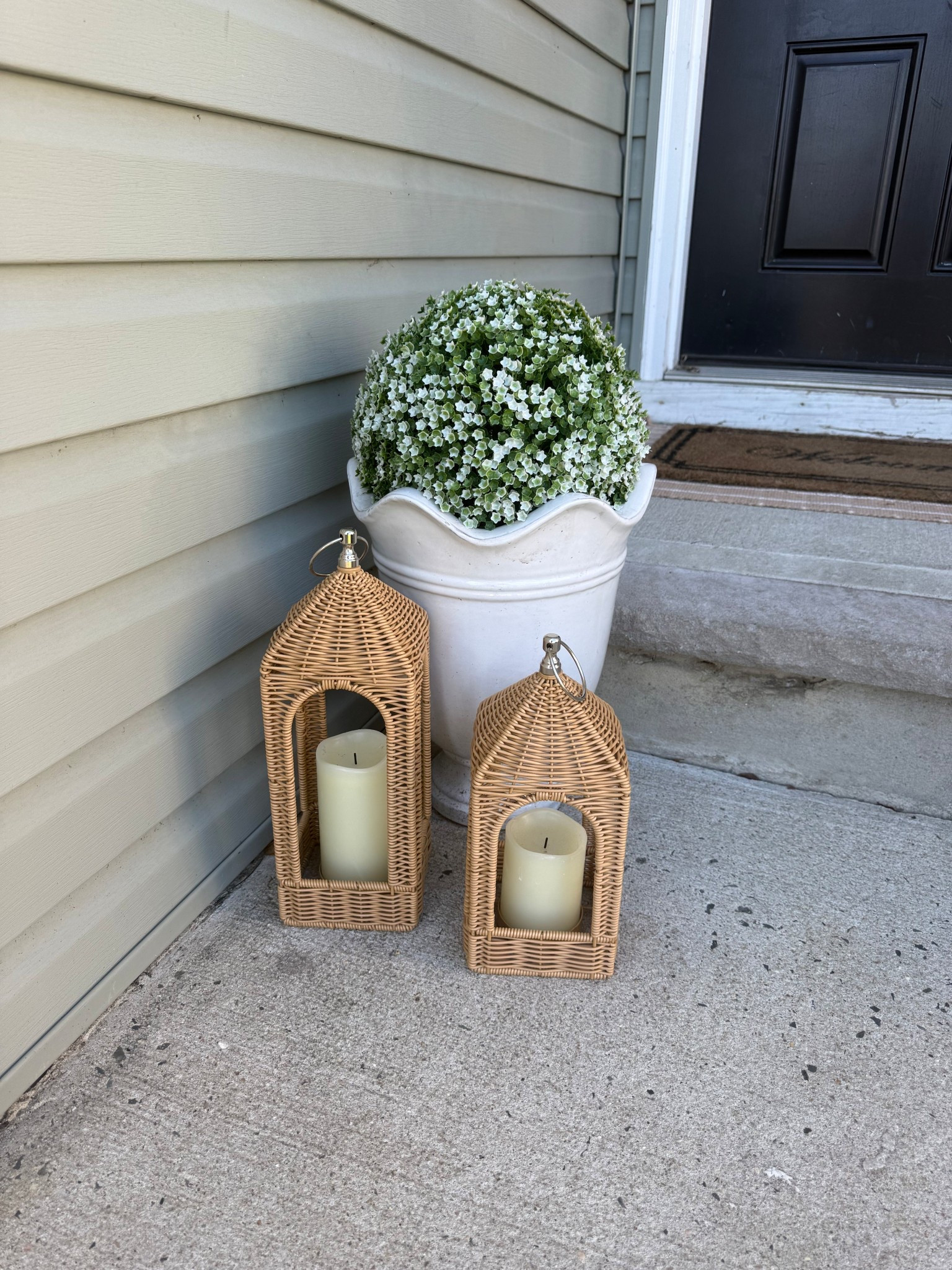 Love these outdoor lanterns!


