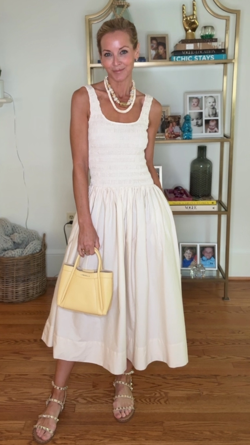 Perfect summer dress! Wearing a XS.