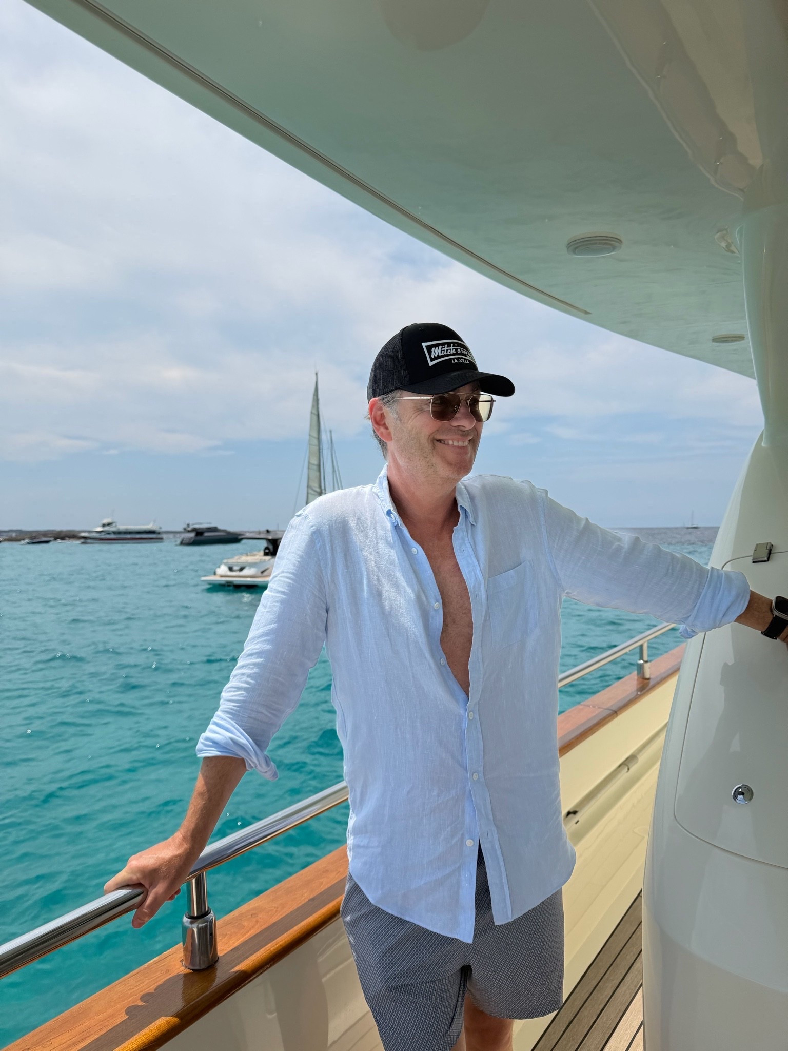 Gregor’s exact and everything he wears on holiday. It’s a mix of REISS, ORLEBAR BROWN and JAMES PERSE with little drops of ZARA and UNIQLO