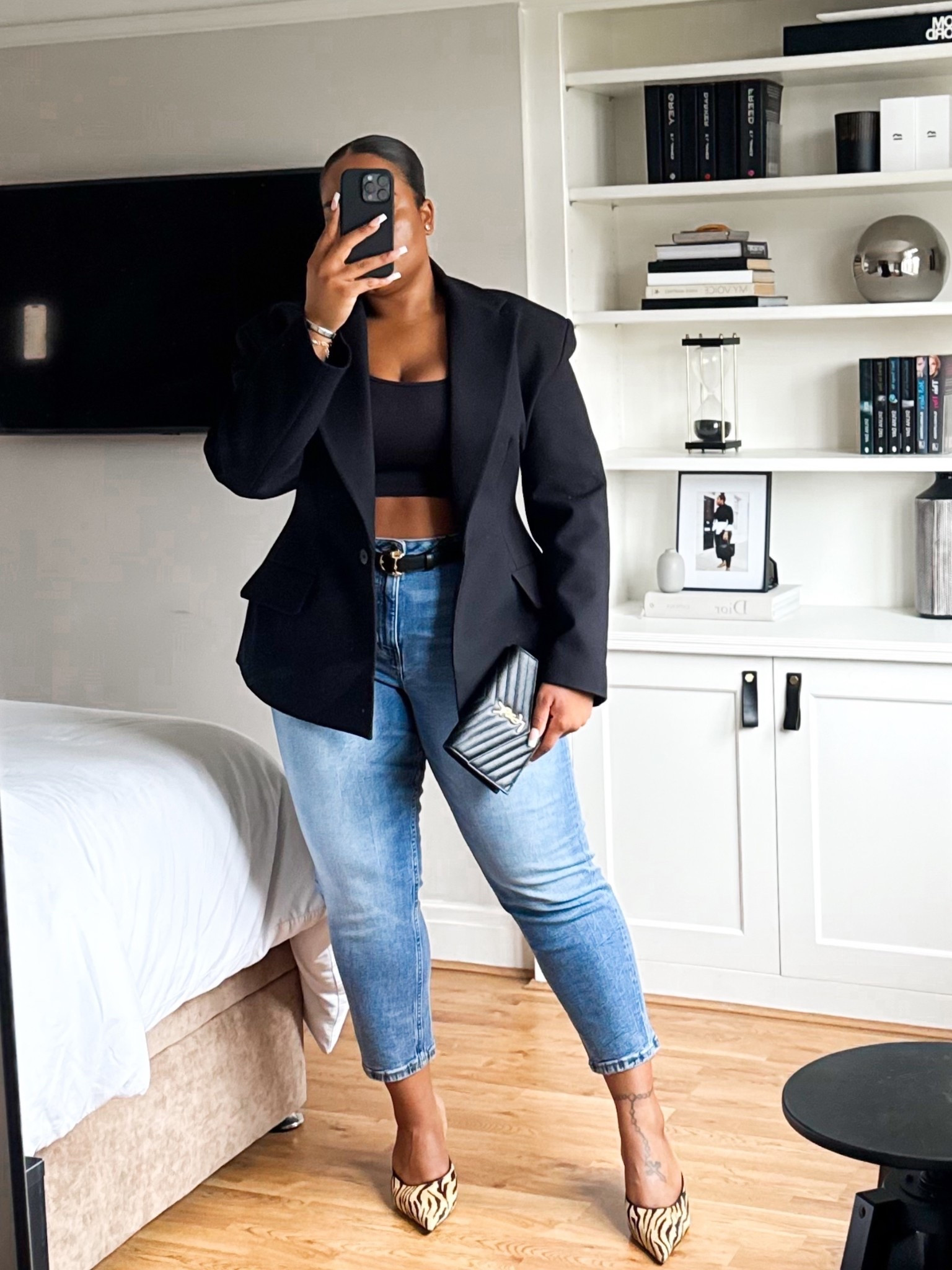 A classic date night, evening out look!  Forever obsessed with my cinch blazer. Blazer and jeans will always been my go-to look!


#LTKuk #LTKdatenight #LTKjeans
