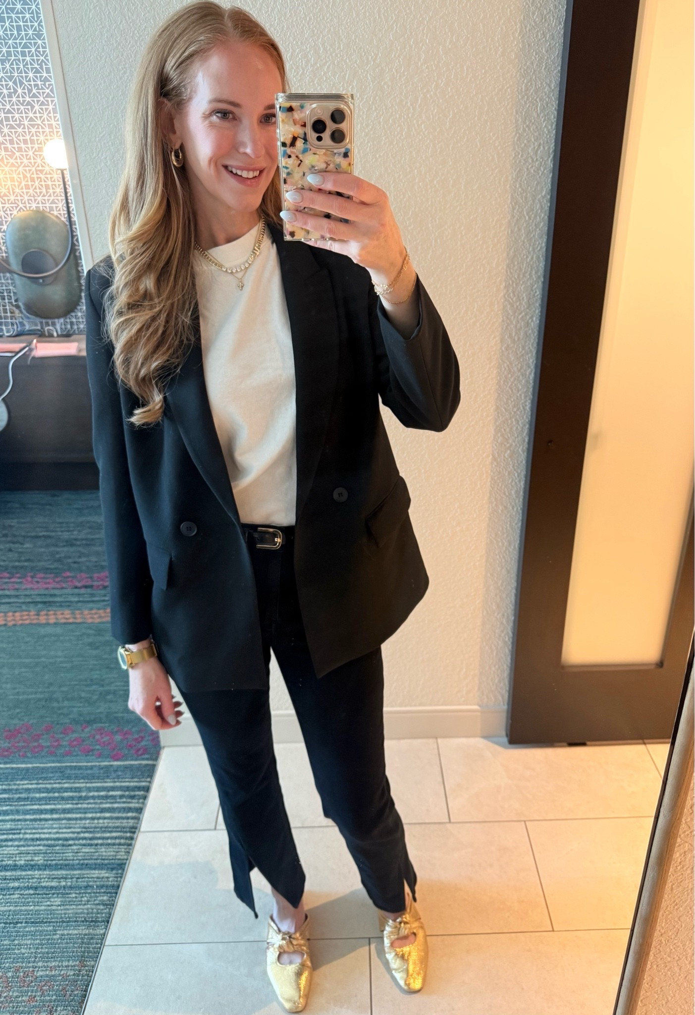 Sometimes the simplest outfits are the best! This oversized black blazer from @Zara is a closet staple! And this white T-shirt from @Target is the perfect fit!
