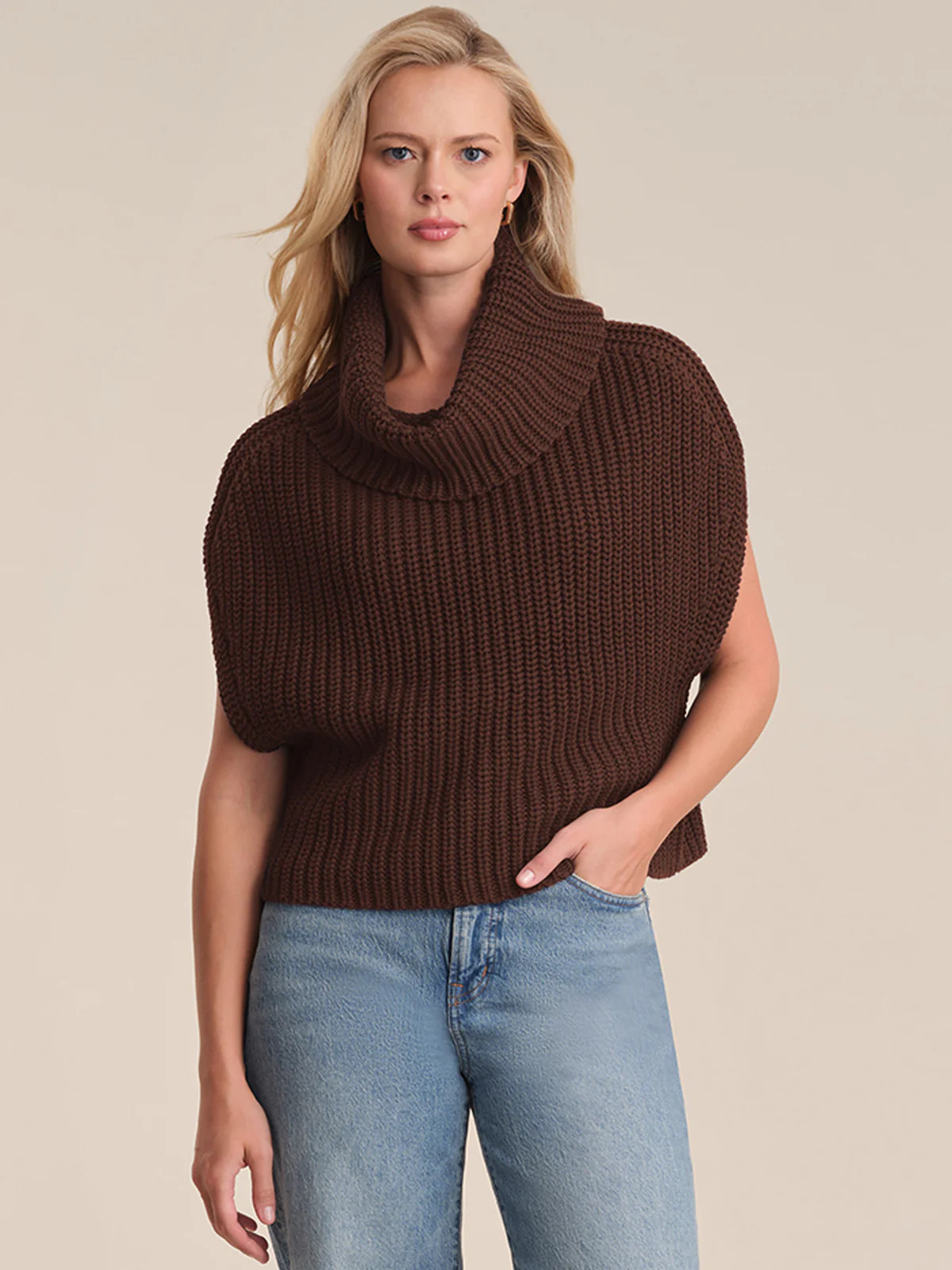 Cate: Sleeveless Turtleneck Sweater | 525 America