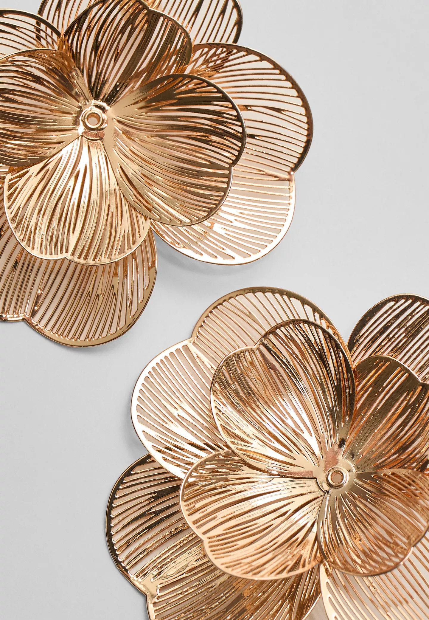 Textured flower earrings | Stradivarius (UK)