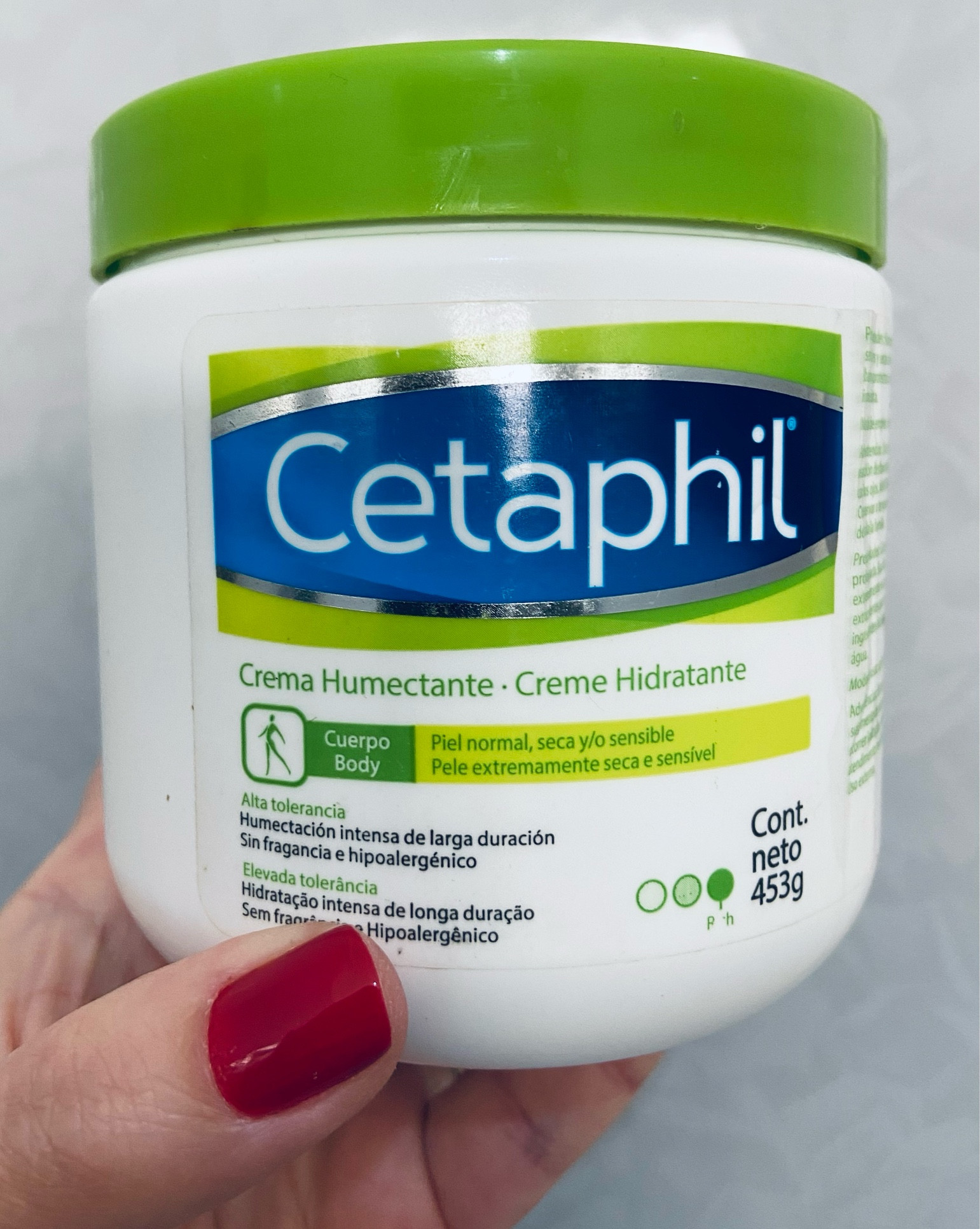 Creme Hidratante Cetaphil 

O Creme Hidratante Cetaphil possui alto poder de hidratação que proporciona sensação imediata de maciez. 
É hipoalergênico e não possui fragrância, assim seu cheiro não vai atrapalhar o seu perfume favorito. 
Use diariamente e você verá a diferença na sua pele, pois dobra o nível de hidratação da pele em 4 dias. 
Tecnologia Moisture Lock: 
Atrai e retém a água da pele, mantendo-a hidratada. 
Indicado para pele extremamente seca e sensível. 

#LTKAcademy

#LTKFind #LTKU #LTKbrasil