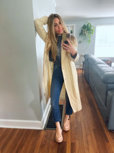 Just another casual Monday 🤓

Wearing size 26 in these Mother Hustler Ankle jean. They are the perfect jean to showcase a great chelsea boot. Wearing size small in Paris sweatshirt from Abercrombie (size up if you want it to be oversized). The sweatshirt is cropped right at the waistline of the jean. Super cute fit🫶 

Happy Monday, beautiful souls ✨

#LTKfindsunder100 #LTKover40 #LTKstyletip