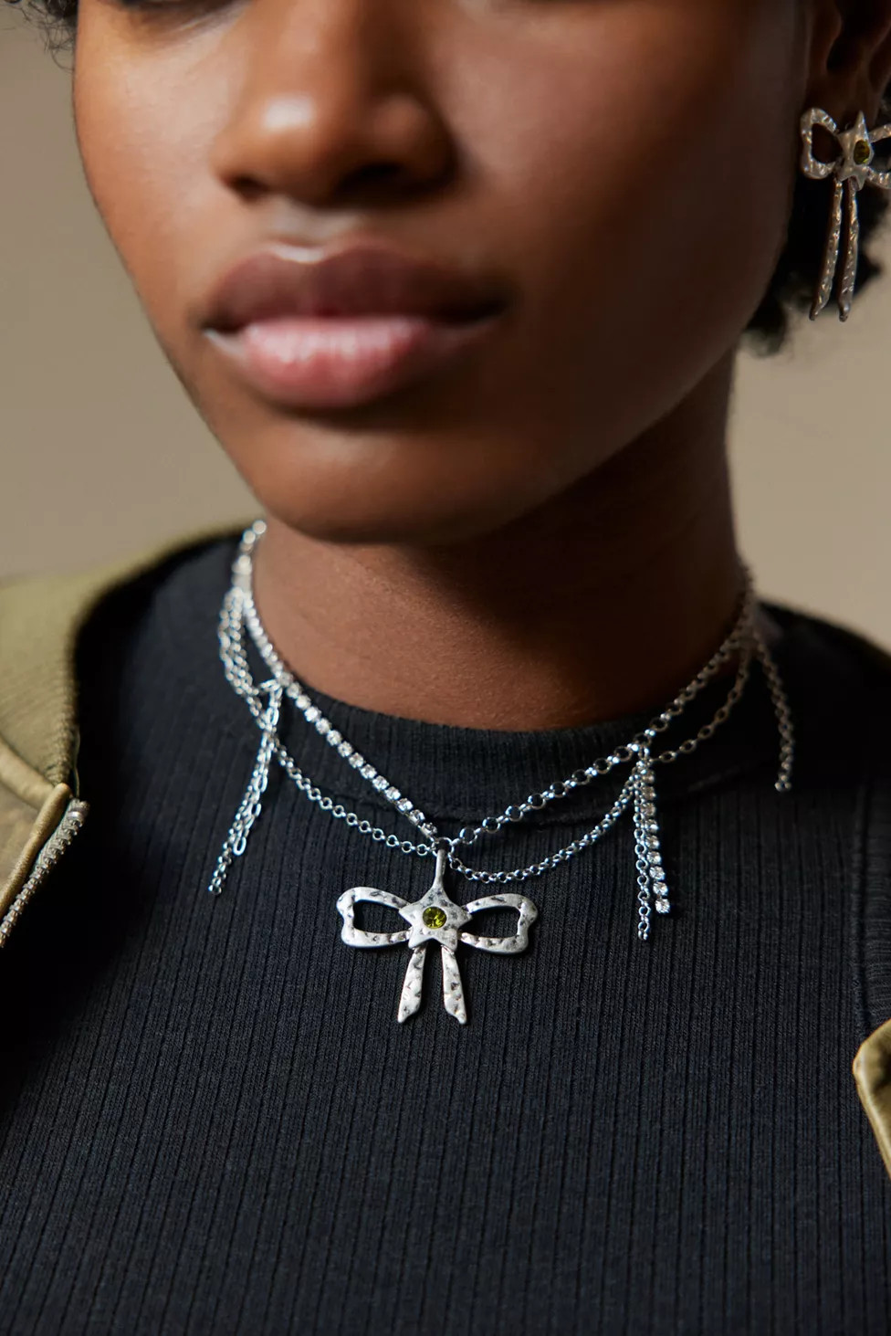 Josie Textured Bow Necklace | Urban Outfitters (US and RoW)