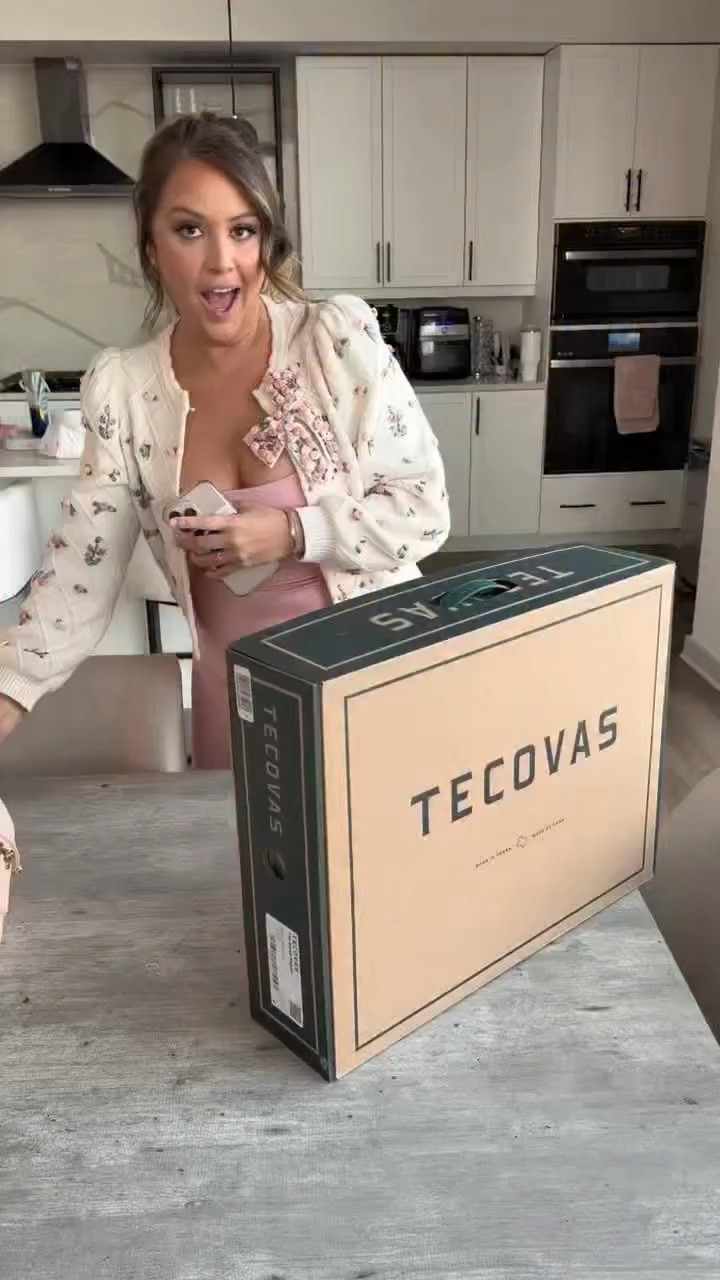 A delivery I’m definitely wearing on the road 💕🩷 @tecovas