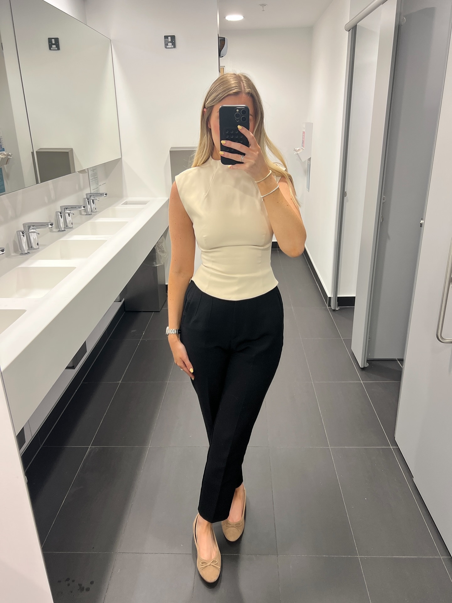 Recent office outfits👩‍💻 I feel like every outfit is similar but different!! I love being able to change one element (normally top or trousers) of the outfit to create a whole new outfit! It makes getting dressed easier and means I actually get wear out of everything in my wardrobe!!🥳🥳 

Comment ‘LINKS’ below & l’ll send all the outfits straight to your DM’s💌 

#officeoutfit #officeoutfits #workootd #officeootd