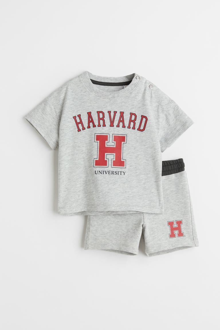 Set with a T-shirt and sweatshorts in soft cotton fabric. T-shirt in jersey with ribbing at neck ... | H&M (US)