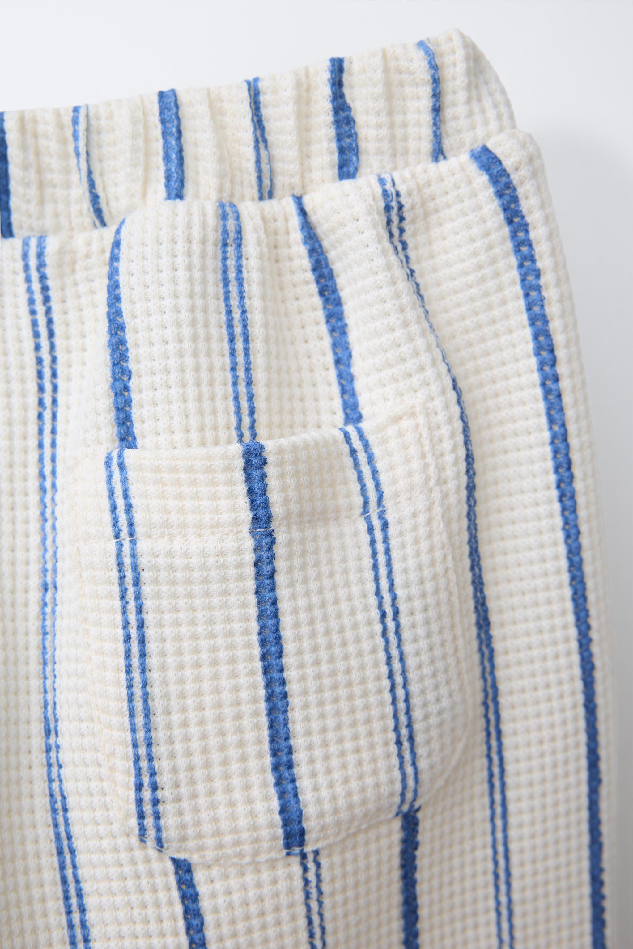 STRIPED EMBOSSED PANTS | Zara US