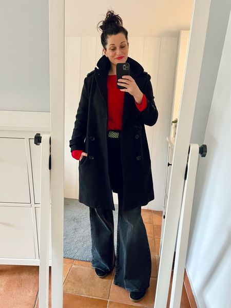 Peacoat Emerson Fry / Red knit Uniqlo / Belt BCBG Max Azria / Flare jeans Levi’s / Sneakers Sandro

#LTKeurope #LTKover40 #LTKmidsize