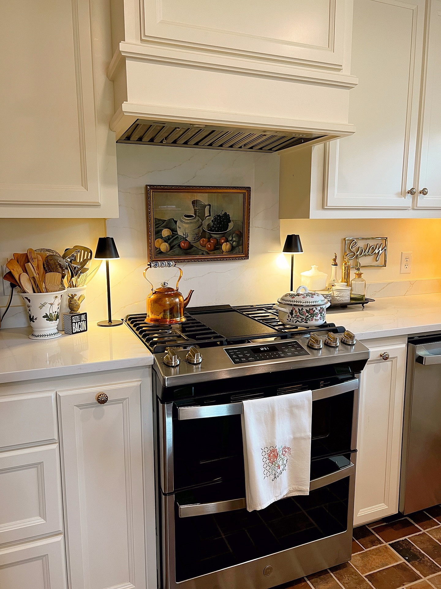 The September Switch… Changing the vintage months-of-the-year tea towel, retiring the Botanic Garden in favor of some classic blue and white, using Johnson Brothers Friendly Village on the stoveside utilities tray, and adding a couple of ceramic pumpkins for good measure. It’s almost fall, y’all!
#cozykitchen 
•
•
•
•
•
•
•
Vintage Home Style | Vintage Decor | Home Inspiration | Collected Home | Curated Home | Traditional Home | Sentimental Style | Curating Joy | The Sentimental Decorator | Joyful Rituals of Home | Sentimental Home | Homes with a Story

#sentimentalhome #curatingjoy #thesentimentaldecorator #sentimentalstyle #vintagehome #sentimentaldecor #homeswithastory #collectedhome  #styleyourstory