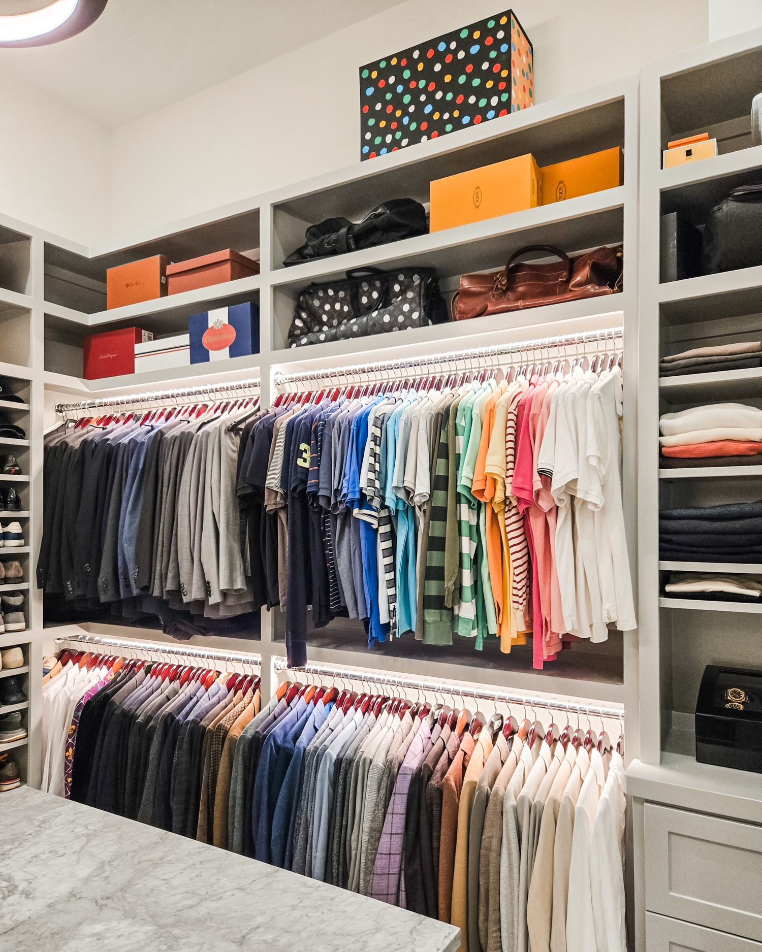 Here's a little bit of colorful closet cheer to perk up your Monday if you've got a case of the post-holiday blues. A surprising number of our clients are men who saw what we did in their partners closet and were like, hey...do ya think you could do mine too? Even if they were resistant to start - they end up fully on board once they see the process and the end results!

We can even take it a step further and come make your OWN closet look like this to cheer you up even more. 😏 DM us! 

 