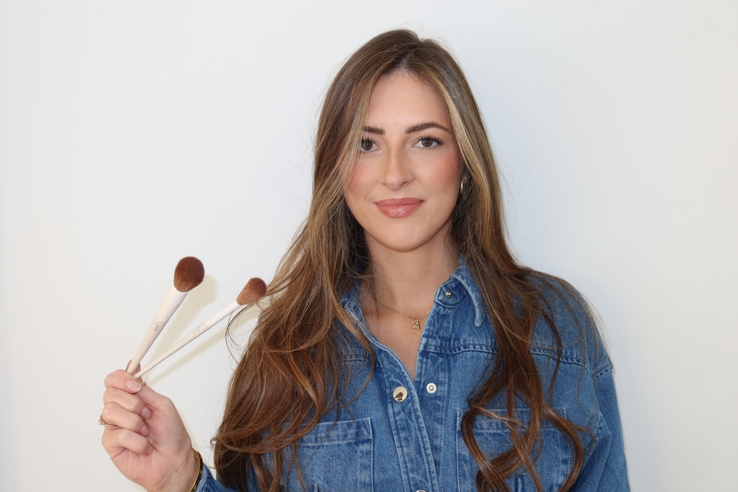 Happiest with a brush in my hand, whether it is for makeup or a hydrating mask. Lucky I get to bring both my worlds together 🤍

📸: @thesocialitecollective_