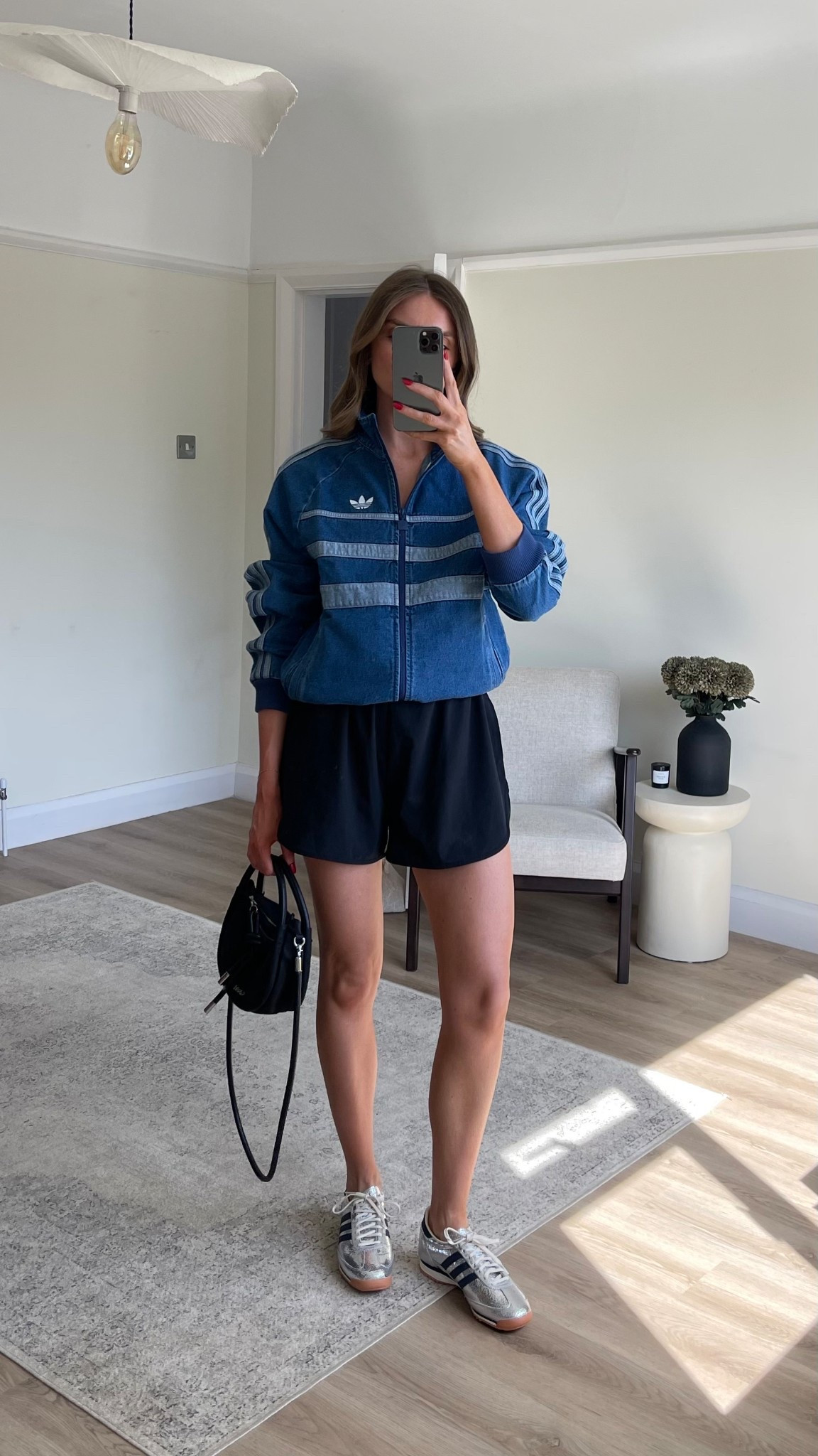 Oasis outfit inspiration, what to wear if you were lucky enough to get tickets

Small in the denim Adidas jacket 
Older black shorts sos similar linked 
Navy Adidas samba trainers 


Concert outfit, oasis outfit, gig outfit